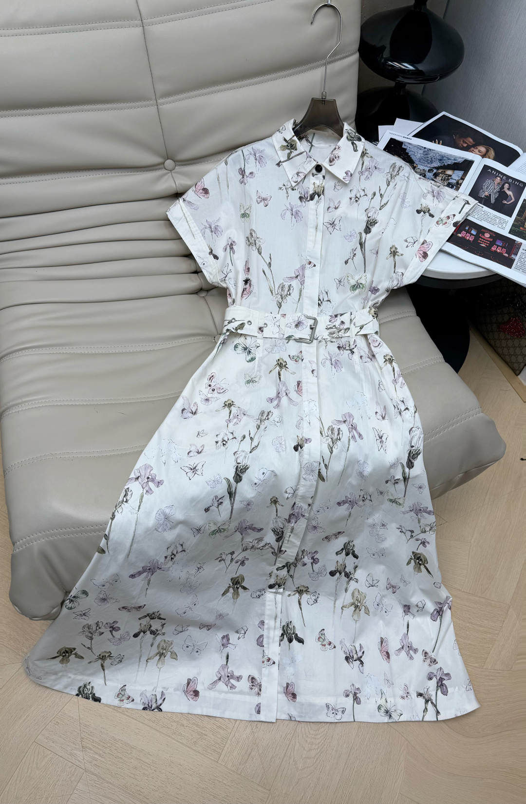 NO:712788,DlOR's new ink floral dress, white base with elegant flowers, full of fresh and artistic feel. Light and breathable fabric, super comfortable to wear in spring and summer!  The high waist + waist design makes you look slimmer and flatters your body proportions. The short sleeves are refreshing and suitable for daily commuting, vacationing, and taking photos. It combines tradition and modernity, is elegant and practical, and is a must-have and versatile item for the spring and summer wardrobe!  SMLXL,,skirts,T-shirt,19860909DlOR新款水墨碎花连衣裙,白色底配淡雅花卉,清新文艺感满满.轻薄透气面料,春夏穿超舒服！高腰+收腰设计,显瘦又修饰身材比例,短袖清爽,日常通勤、度假、拍照都很适合.融合传统与现代,优雅又实用,是春夏衣橱必备百搭单品！SMLXL,,skirts,T-shirt,,Women's clothing