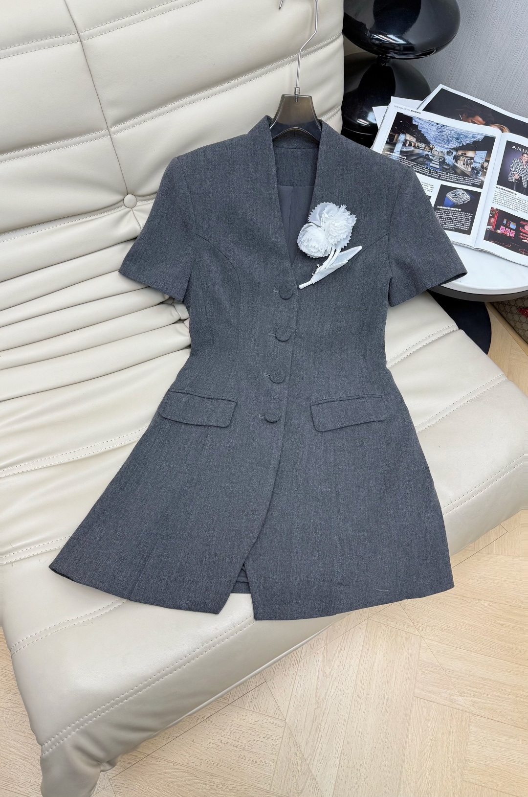 NO:713214,2026 early spring gray suit dress, with crisp texture and stylish texture. Short-sleeved suit version + V-neck design, elongating the neck line, and waist cut to show the body curve. The detachable three-dimensional flower brooch on the chest is full of details, elegant and practical!  The gray tone is cool and advanced, and can be easily used for commuting, dating, and formal occasions. It is the first choice for exquisite wear in the workplace. It has both temperament and practicality, and can easily create a high-smart lookＳＭＬ, skirts, T-shirts, business suits, brooch, breastpin,198609092026早春灰色西装连衣裙,质地挺括有型.短袖西装版型+V领设计,拉长颈部线条,收腰剪裁超显身材曲线.胸前可拆卸立体花朵胸针,细节满分,优雅又实用！灰色调清冷高级,通勤、约会、正式场合都能轻松驾驭,是职场精致穿搭首选,气质与实用性兼具,轻松打造高智感lookＳＭＬ,,skirts,T-shirt,business suit,brooch，breastpin,,Women's clothing