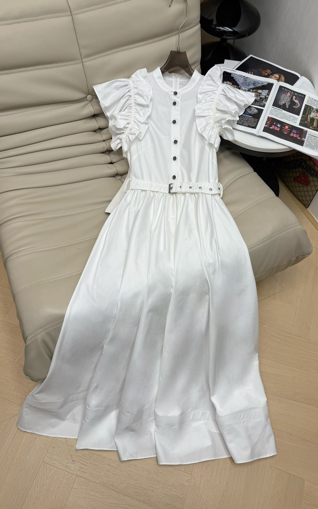 NO:713198,Dior 2026 spring and summer series white dress, high-waisted large skirt + ruffled sleeves, full of elegant and romantic temperament. Lightweight fabric, black button embellishment, adjustable belt to modify the body shape. Inspired by literature and gender fluidity, exquisite tailoring, with both elegance and power. It can be easily worn in daily or formal occasions, and it looks more advanced when paired with simple accessories. Size SMLXL, dior, skirts,19860909Dior 2026春夏系列白色连衣裙,高腰大裙摆+荷叶边袖,优雅浪漫气质满分.轻盈面料,黑色纽扣点缀,腰带可调节,修饰身形.灵感来自文学与性别流动,剪裁精致,兼具优雅与力量感.日常或正式场合都能轻松驾驭,搭配简约配饰更显高级感码数SMLXL,,dior,skirts,,Women's clothing