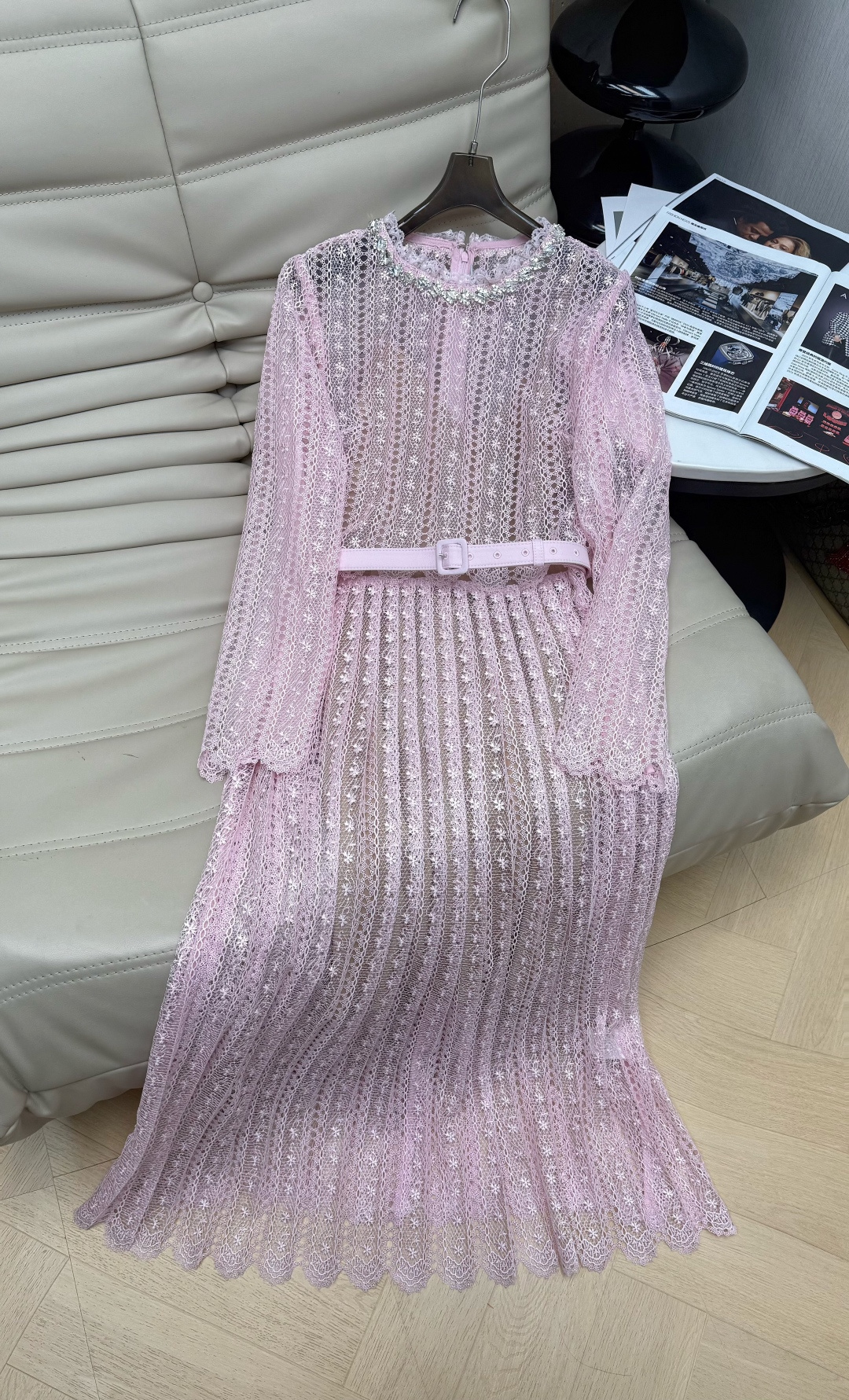 NO:713583,2026 early spring pink lace dress, full lace + rhinestone neckline, super exquisite details. The pleated skirt is light and elegant, the waist belt outlines the elegant curves, and the mid-length umbrella skirt version is slim and hides the flesh. The light pink is sweet and gentle, the lace is transparent and textured, it can be easily managed on dates, parties, and dinners. Pair it with silver high heels to create a full atmosphere. Size SML, high heels, skirts,198609092026早春粉色蕾丝连衣裙,满铺蕾丝+水钻领口,细节超精致.百褶裙摆轻盈飘逸,收腰皮带勾勒优雅曲线,中长伞裙版型显瘦又藏肉.淡粉色甜美温柔,蕾丝通透有质感,约会、派对、晚宴都能轻松驾驭,搭配银色高跟鞋氛围感拉满,尺码SML,,high heels,skirts,,Women's clothing