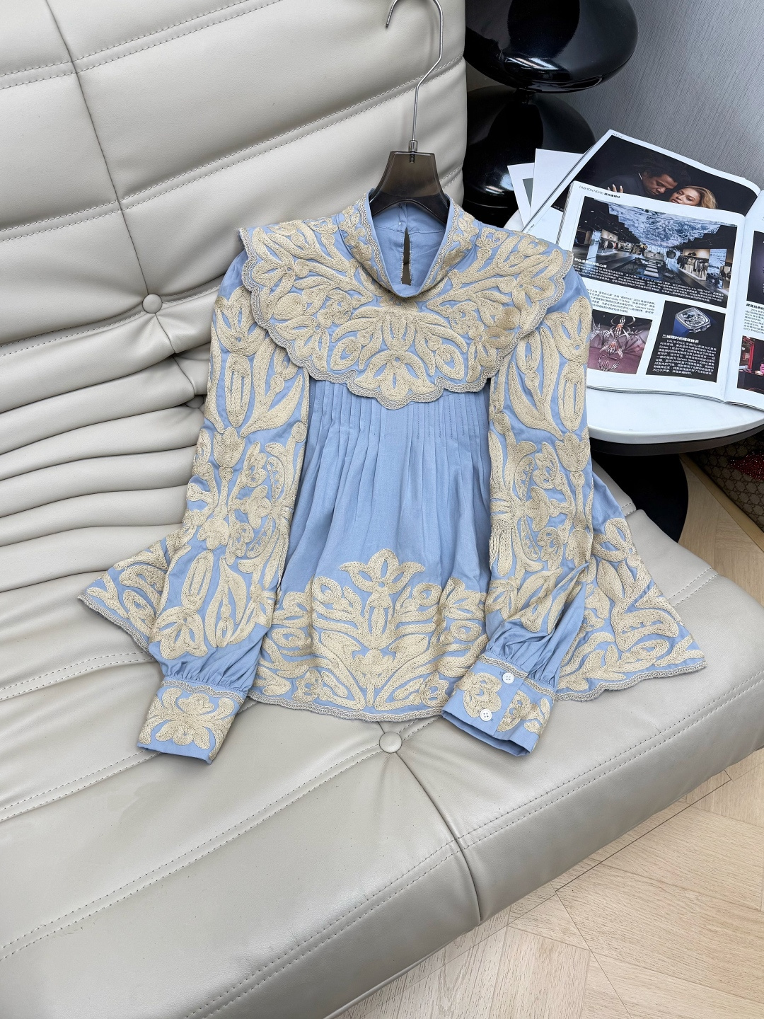 NO:713578,26SS spring and summer series retro embroidered shirts, milk blue tone + heavy embroidery, full of French romantic atmosphere. Puff sleeves + loose H-shaped tailoring, super friendly to the body, lace hooked lapels and floral embroidery details are super exquisite, linen blend fabric is breathable and skin-friendly, super comfortable to wear in spring and summer. Paired with jeans or wide-leg pants, you can easily get a lazy and fashionable style, with an urban pastoral feel. Full score 34-36-38 MC,,jeans,shirts,1986090926SS春夏系列复古刺绣衬衫,奶蓝色调+重工刺绣,法式浪漫氛围感拉满.泡泡袖+宽松H型剪裁,对身材超友好,蕾丝勾边翻领和花卉刺绣细节超精致,亚麻混纺面料透气亲肤,春夏穿超舒服.搭配牛仔裤或阔腿裤,轻松get慵懒时髦风,都市田园感满分34-36-38 MC,,jeans,shirts,,Women's clothing