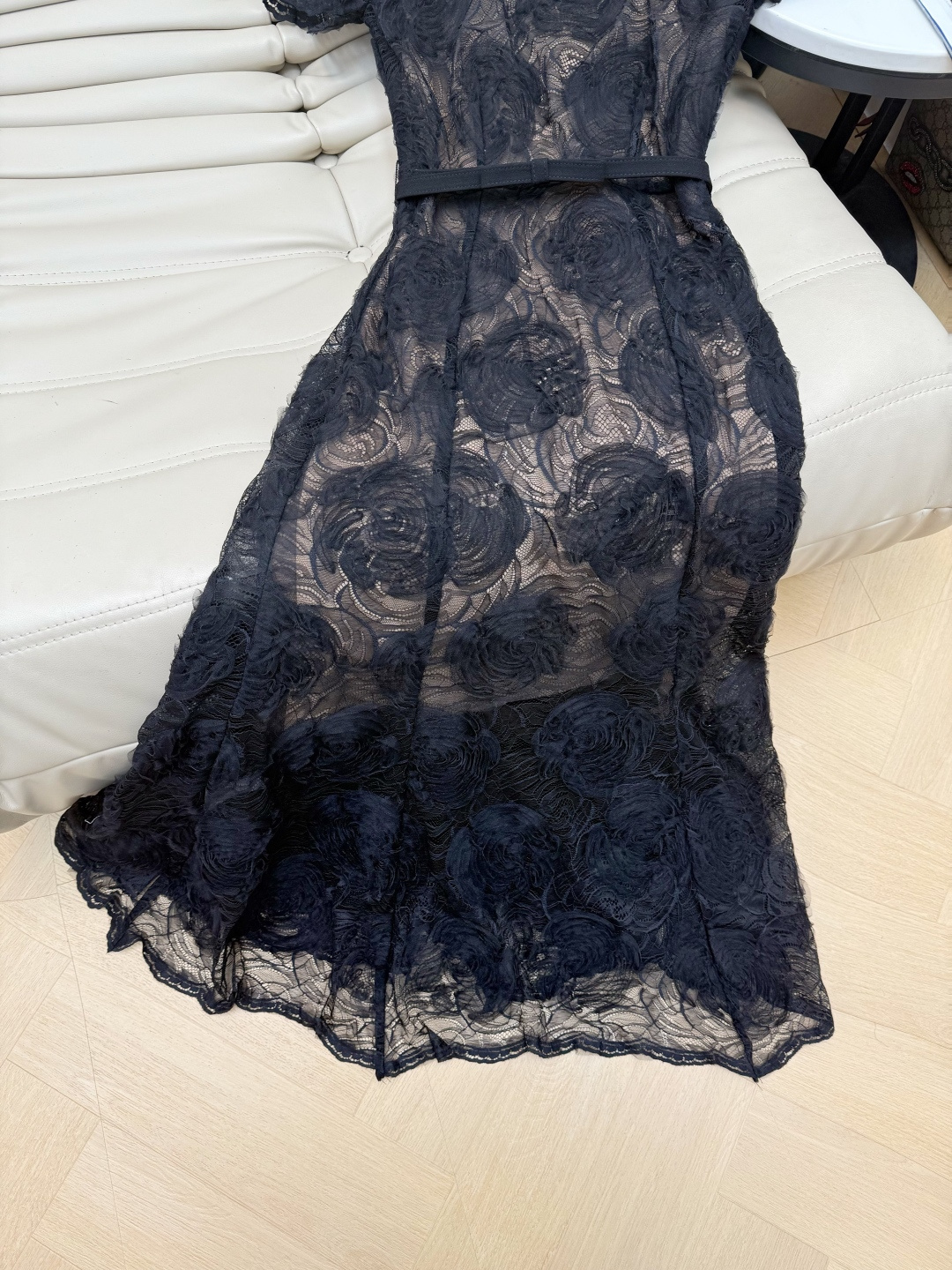 🆕26新品 ♥️白月光花朵蕾丝鱼尾连衣裙立体绢花刺绣蕾丝 繁复蕾丝丰富肌理层次领口点缀水晶刺绣阳光下折射