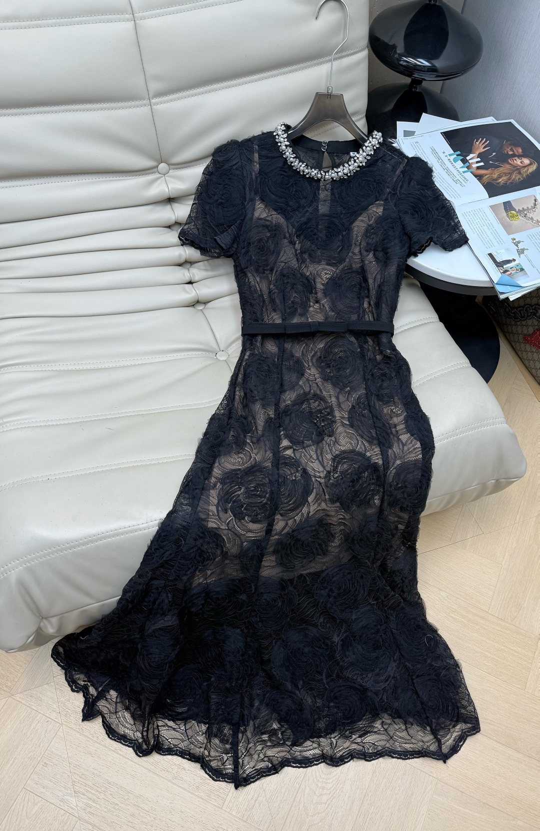 🆕26新品 ♥️白月光花朵蕾丝鱼尾连衣裙立体绢花刺绣蕾丝 繁复蕾丝丰富肌理层次领口点缀水晶刺绣阳光下折射