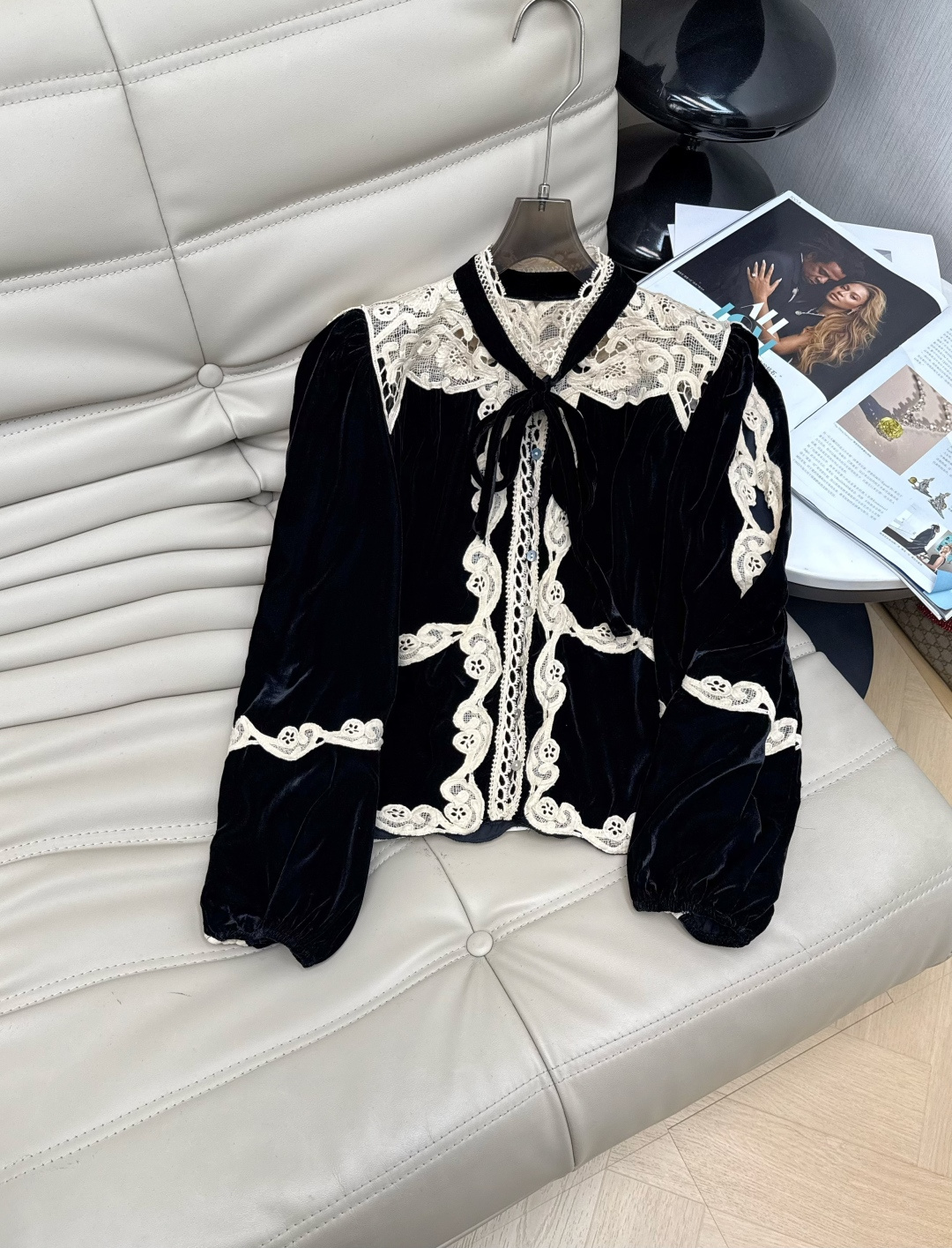 NO:715472,2026 new early spring velvet lace top, black velvet + off-white lace splicing, full of retro and elegant atmosphere. Collar tie + bow details, wavy lace on the cuffs and hem, full of French romance. The lantern sleeve design hides the flesh to show the temperament, and it looks great when paired with a silk skirt or drapey trousers. You can switch between palace style or modern simple style at will. Exquisite lace craftsmanship, a must-have for autumn and winter wear with a sense of luxury!  SML,,skirts,198609092026早春新款丝绒蕾丝上衣,黑色丝绒+米白蕾丝拼接,复古优雅氛围感拉满.领口系带+蝴蝶结细节,袖口和下摆波浪蕾丝边,法式浪漫气息十足.灯笼袖设计藏肉显气质,搭配绸面半裙或垂感裤装都很出彩,宫廷风or现代简约风随心切换.精致蕾丝工艺,秋冬穿搭高级感必备！SML,,skirts,,Women's clothing