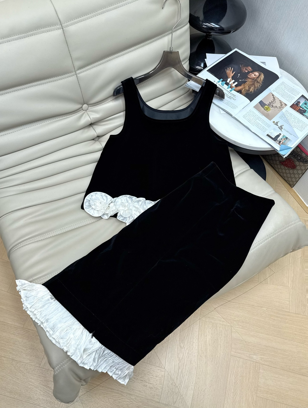 NO:715470,Top and skirt 26 early spring pure lust style sleeveless vest top high waist skirt + white lace, simple and playful!  The light and breathable fabric can be worn alone or layered, and it can easily create a fresh atmosphere. The sleeveless design is super versatile and can be easily used for daily outings and dates. It is a must-have basic style for spring and summer!  ,,skirts,19860909上衣半裙26早春纯欲风无袖背心上衣高腰半身裙 +白色花边,简约又俏皮！轻薄透气面料 单穿or叠穿都OK,轻松打造清新氛围感.无袖设计超百搭,日常出街、约会都能轻松驾驭,是春夏日穿搭必备基础款！,,skirts,,Women's clothing