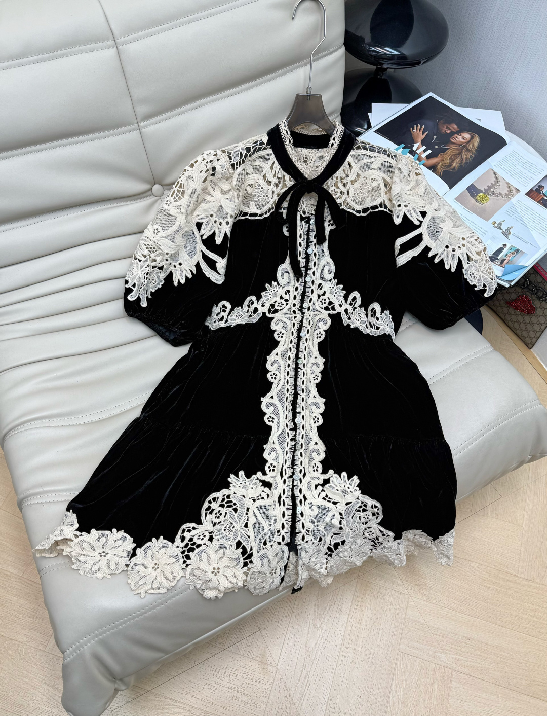 NO:715800,26PF new early spring black splicing dress, made of dark velvet fabric + heavy hollow lace, full of retro and elegant velvet style!  The long-sleeved design + bow on the chest, the details are super exquisite. The lace pattern is evenly distributed and the skirt is slightly loose, which can be easily worn in daily life or special occasions. Pair it with high heels or retro accessories to enhance your temperament!  SML M,,high heels,skirts,1986090926PF早春新款 黑色拼接连衣裙,采用深色丝绒面料+重工镂空蕾丝,复古优雅丝绒风满满！长袖设计+胸前蝴蝶结,细节超精致.蕾丝花纹分布均匀,裙摆微散,日常或特殊场合都能轻松驾驭.搭配高跟鞋或复古配饰,气质直接拉满！ SML M,,high heels,skirts,,Women's clothing