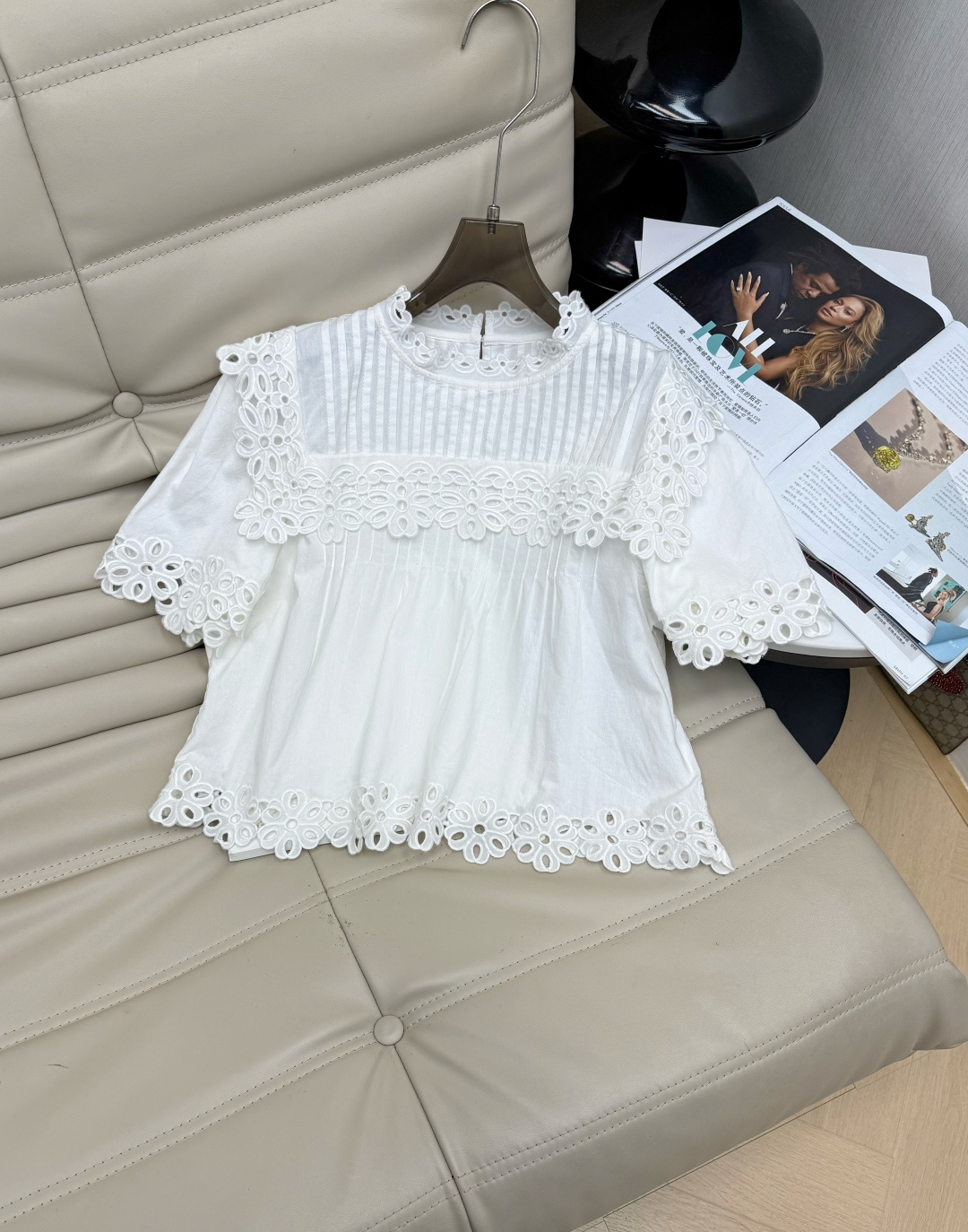 NO:715797,26 new early spring small top white short shirt with seven-hole petal edge hollow embroidery, exquisite details, full of heavy workmanship. One-piece embroidered lace, non-splicing, smooth lines, elegant version. Light and breathable fabric, super comfortable to wear in spring and summer, loose tailoring. Gentle retro style, looks great with skirts or high-waisted pants. Suitable for daily life, vacation, and photography, easily create a fresh atmosphere SML,,skirts,1986090926早春新款小上衣白色短衬衣采用七孔花瓣边镂空刺绣,细节精致,重工感满满.一体式裁片绣花边,非拼接,线条流畅,版型优雅.轻薄透气面料,春夏穿超舒服,宽松剪裁 温柔复古风,搭裙装或高腰裤都很出片.适合日常、度假、拍照,轻松打造清新氛围 SML,,skirts,,Women's clothing