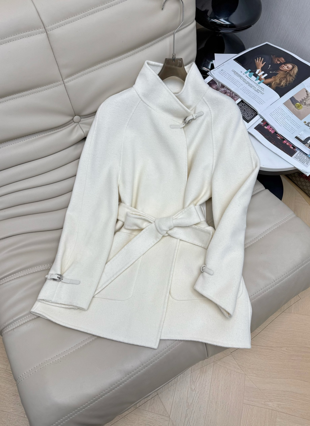 NO:716564,The new mid-length coat with dust bag has a high rate of return. The cashmere wool stand-up collar and leather button coat is simply a gentle beast in winter, with a loose fit and super style!  The softness of the fabric is combined with the coolness of the leather and decorated with leather buttons. This design is simply imaginative and thoughtful!  Loose style, hides body fat and looks slimmer. Wear it when you go out and it will turn heads. Recommend SML two colors,19860909配防尘袋新款中长款大衣 回头率超高 羊绒羊毛立领大领皮扣大衣,简直是冬日里的温柔巨兽,宽松版型又超有范儿！面料的柔软,拼上皮质的酷感,再皮扣装饰,这设计简直是脑洞大开又贴心满满！ 宽松款型,藏肉显瘦 穿上它出门,回头率爆表 推荐SML 两色,,,Women's clothing