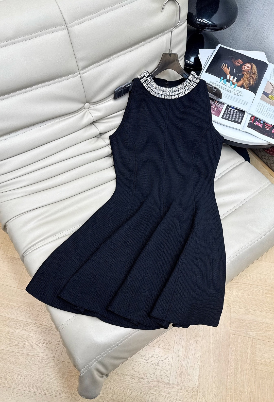 NO:717188,The new early spring black sleeveless knitted dress with diamond collar is made of slim A-line tailoring. The skirt has a delicate vertical rib texture. The most eye-catching thing is the bright three-dimensional diamond design at the neckline, which instantly enhances the overall sophistication and aura. It not only retains the gentle texture of the knitted material, but also injects gorgeous elements through diamond ornaments. It is suitable for creating a 'low-key luxury' image of urban women. It is a versatile item for commuting, dating, parties and other scenes.  SML,,skirts,19860909早春新款镶钻领针织黑色无袖针织连衣裙,采用修身A字剪裁 裙身带有细腻的竖向罗纹肌理,最吸睛的是领口处一圈璀璨的立体镶钻设计,瞬间提升整体精致度与气场.它既保留了针织材质的温柔质感,又通过钻饰注入了华丽元素,适合打造“低调奢华”的都市女性形象,是通勤、约会、派对等多场景的百搭单品 SML,,skirts,,Women's clothing