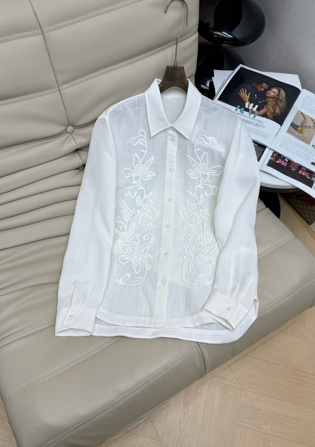 NO:717192,New embroidered shirt for early spring. Elegant white embroidered linen shirt, made of light and breathable linen fabric, decorated with exquisite three-dimensional flower embroidery on both sides of the front. The overall style is fresh and artistic, with a French lazy feel. Whether worn alone or as a layered item, it can easily enhance the look and texture. Recommended SML, shirts,19860909早春新款刺绣衬衣 优雅的白色刺绣亚麻衬衫,采用轻盈透气的亚麻面料,正面两侧饰有精致的立体花卉刺绣,整体风格清新文艺,自带法式慵懒感.无论是单穿还是作为叠穿单品,都能轻松提升造型质感 推荐 SML,,shirts,,Women's clothing