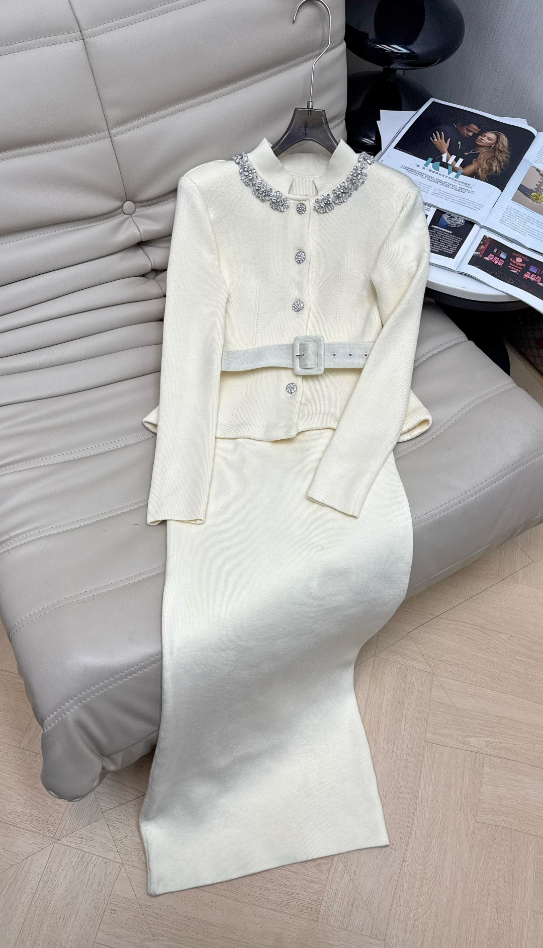 NO:717625,New slim-fitting long dress for early spring. Simple and elegant upper body with super temperament. The neckline and belt are decorated with exquisite decorations, and the details are perfect. The wool fabric is soft and comfortable. The belt is adjustable and can easily highlight the waistline. Pair it with high heels or short boots. It can be easily used for commuting, parties and formal occasions. It has both temperament and practicality!  SML,,boots,high heels,skirts,19860909早春新款修身长衣裙 简约优雅上身超有气质 领口和腰带点缀精致装饰,细节满分.羊毛面料柔软舒适 腰带可调节 轻松凸显腰线,搭配高跟鞋或短靴,通勤、聚会、正式场合都能轻松驾驭,气质与实用性兼具！SML,,boots,high heels,skirts,,Women's clothing