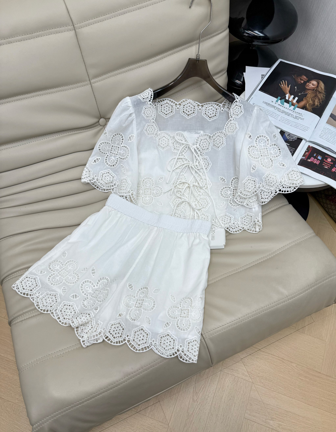 NO:729057,Tops and pants 2026 new early spring pure hollow two-piece set, consisting of a short top and high-waisted shorts. The overall design is exquisite and romantic, with a French retro and girly feel. The top adopts a square collar + lace design, with exquisite lace cutouts on the cuffs and collar, and the shorts echo the same lace at the hem. It is made of imported pure cotton fabric. The material is light and breathable. It can be easily worn to create a gentle atmosphere whether it is for daily outings, dates or vacations.  Recommend 34-36-38,,shorts,19860909上衣裤 26年早春新款纯镂空两件套,短款上衣和高腰短裤组成 整体设计精致浪漫,带有法式复古与少女感.上衣采用方领+系带设计,袖口和领口均有精美花边镂空,短裤则在下摆处呼应同款蕾丝花边 采用进口纯棉面料 材质轻盈透气,无论是日常出街、 约会还是度假 都能轻松穿出温柔氛围感 推荐34-36-38,,shorts,,Women's clothing