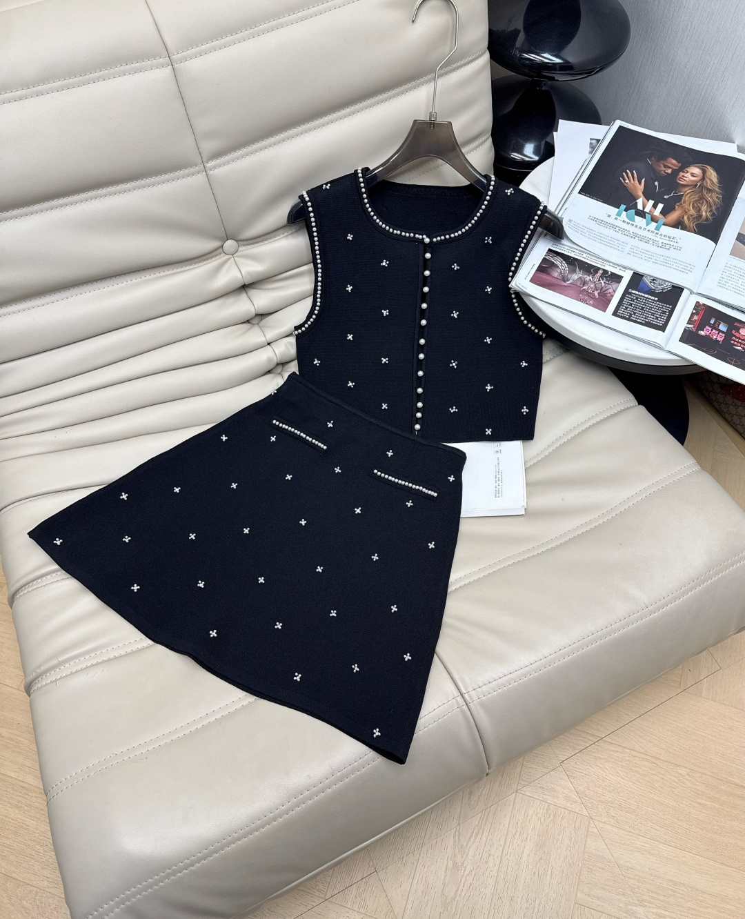 NO:730163,Top, skirt, early spring new knitted sleeveless top, A-line skirt suit. The whole is embellished with exquisite white star beads. Pearl chains are decorated on the neckline and skirt edge. It is full of design, with both sweetness and retro temperament. The fabric is soft and close-fitting. It is a great tool for creating French elegance or preppy style. SML,,skirts,19860909上衣 半裙早春新款针织无袖上衣A字半裙套装 整体点缀着精致的白色小星星钉珠 领口和裙摆边缘饰有珍珠链条 设计感十足,兼具甜美与复古气质.面料柔软贴身 是打造法式优雅或学院风穿搭的利器.SML,,skirts,,Women's clothing