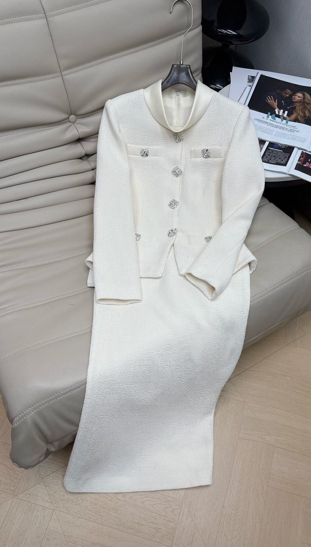 NO:730173,The latest dress in the early spring of 2026 is a classic white thick floral dress. The overall cut is neat, the fabric texture is high-end, and it has a strong French elegance. It adopts a small lapel design, with customized diamond buttons and pocket decoration, and exquisite details; the long skirt is a slim hip-hugging style, highlighting the waistline and leg lines, suitable for creating a capable yet feminine look. It is an excellent choice for commuting, dating, light luxury parties and other occasions. Recommend SMLXL MC,,skirts,1986090926年专柜早春最新款连衣裙 经典的白色粗花连衣裙 整体剪裁利落,面料质感高级,带有浓郁的法式优雅气息 采用小翻领设计,搭配定制钻纽扣和口袋装饰,细节精致；长裙为修身包臀款式,凸显腰线与腿部线条,适合打造干练又不失女性魅力的造型 是通勤、约会、轻奢派对等场合的绝佳选择 推荐SMLXL MC,,skirts,,Women's clothing