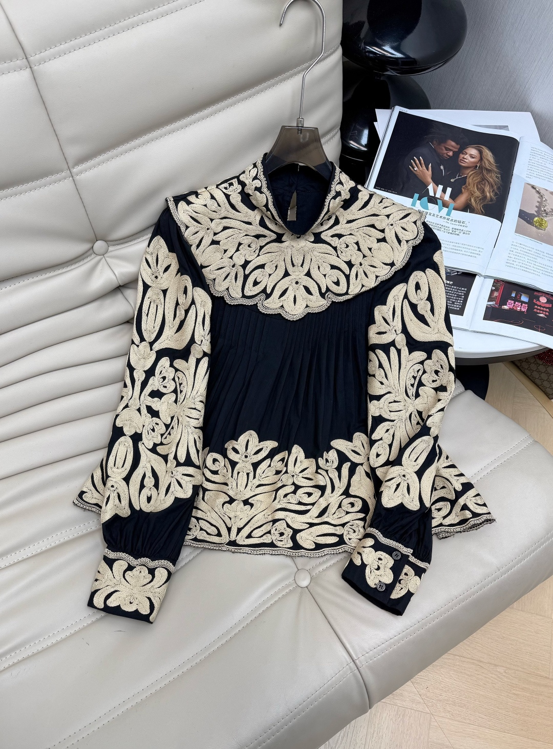 NO:730151,26SS spring and summer series of retro embroidered shirts. Heavy embroidery, full of French romantic atmosphere. Puff sleeves + loose H-shaped tailoring, super friendly to the figure, lace hooked lapels and floral embroidery details are super exquisite, linen blend fabric is breathable and skin-friendly, super comfortable to wear in spring and summer. Paired with jeans or wide-leg pants, you can easily get a lazy and fashionable style, and the urban pastoral feeling is full score 34-36-38,,jeans,shirts,1986090926SS春夏系列复古刺绣衬衫 重工刺绣,法式浪漫氛围感拉满.泡泡袖+宽松H型剪裁,对身材超友好,蕾丝勾边翻领和花卉刺绣细节超精致,亚麻混纺面料透气亲肤,春夏穿超舒服.搭配牛仔裤或阔腿裤,轻松get慵懒时髦风,都市田园感满分34-36-38,,jeans,shirts,,Women's clothing