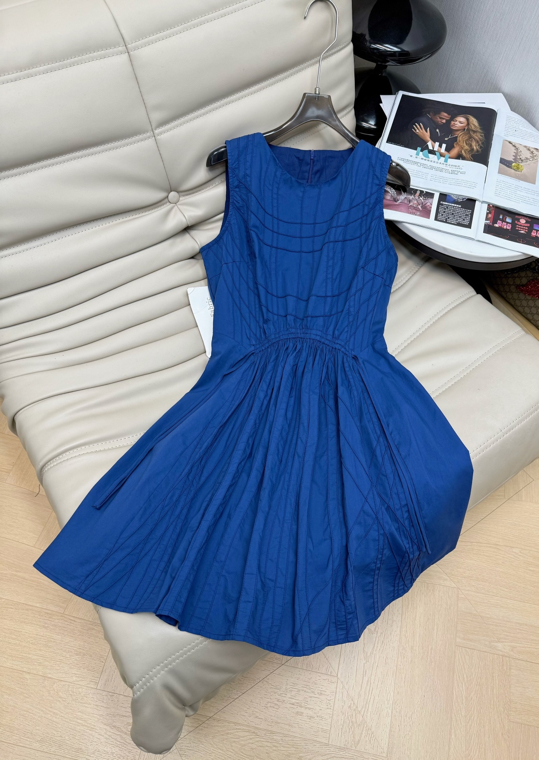 NO:730145,26Ss new early spring dress. Simple and fresh sleeveless A-line dress, made of light and breathable pure cotton fabric with delicate vertical stripe texture. The waist is cinched at the front and back to highlight the waistline. The hem has a naturally spread A-line silhouette. The overall style is clean and neat yet gentle. Recommend two colors 34-36-38,,skirts,1986090926Ss早春新款连衣裙 简约清新的无袖A字连衣裙,采用轻盈透气的纯棉面料,带有细腻的竖条纹肌理,腰部前后都收束设计凸显腰线,下摆呈自然散开的A字廓形,整体风格干净利落又不失温柔感.推荐两色34-36-38,,skirts,,Women's clothing