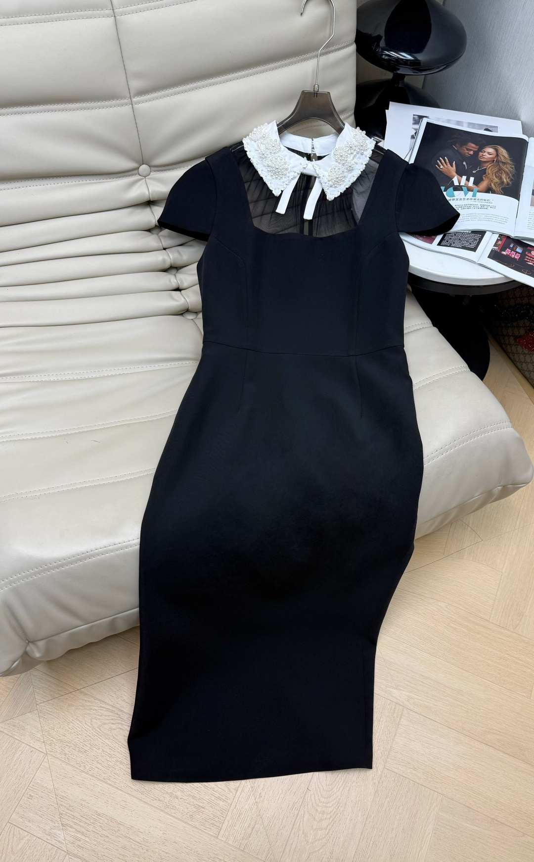 NO:731020,The new early spring black slim-fitting dress is cut with short sleeves and a square neck. The shoulders and neck are spliced with transparent mesh and embellished with white bows. It is elegant and a little sexy. The overall line is smooth and perfectly outlines the figure. Paired with black strappy high-heeled sandals and a mini handbag, the overall look is simple and advanced, suitable for a variety of formal or semi-formal occasions. This dress has a light and mature style, and is versatile for commuting and dating. It is an indispensable 'battle dress' item in the wardrobe.  SML,,sandals,skirts,T-shirt,19860909早春新款黑色修身连衣裙 采用短袖+方领剪裁 肩颈处拼接透明网纱并点缀白色蝴蝶结,优雅中带点小性感 整体线条流畅 完美勾勒身形.搭配上黑色细带高跟凉鞋和迷你手提包,整体造型简约高级,适合多种正式或半正式场合.这款连衣裙风格偏轻熟风,兼具通勤与约会的百搭属性,是衣橱里不可或缺的“战袍”单品. SML,,sandals,skirts,T-shirt,,Women's clothing