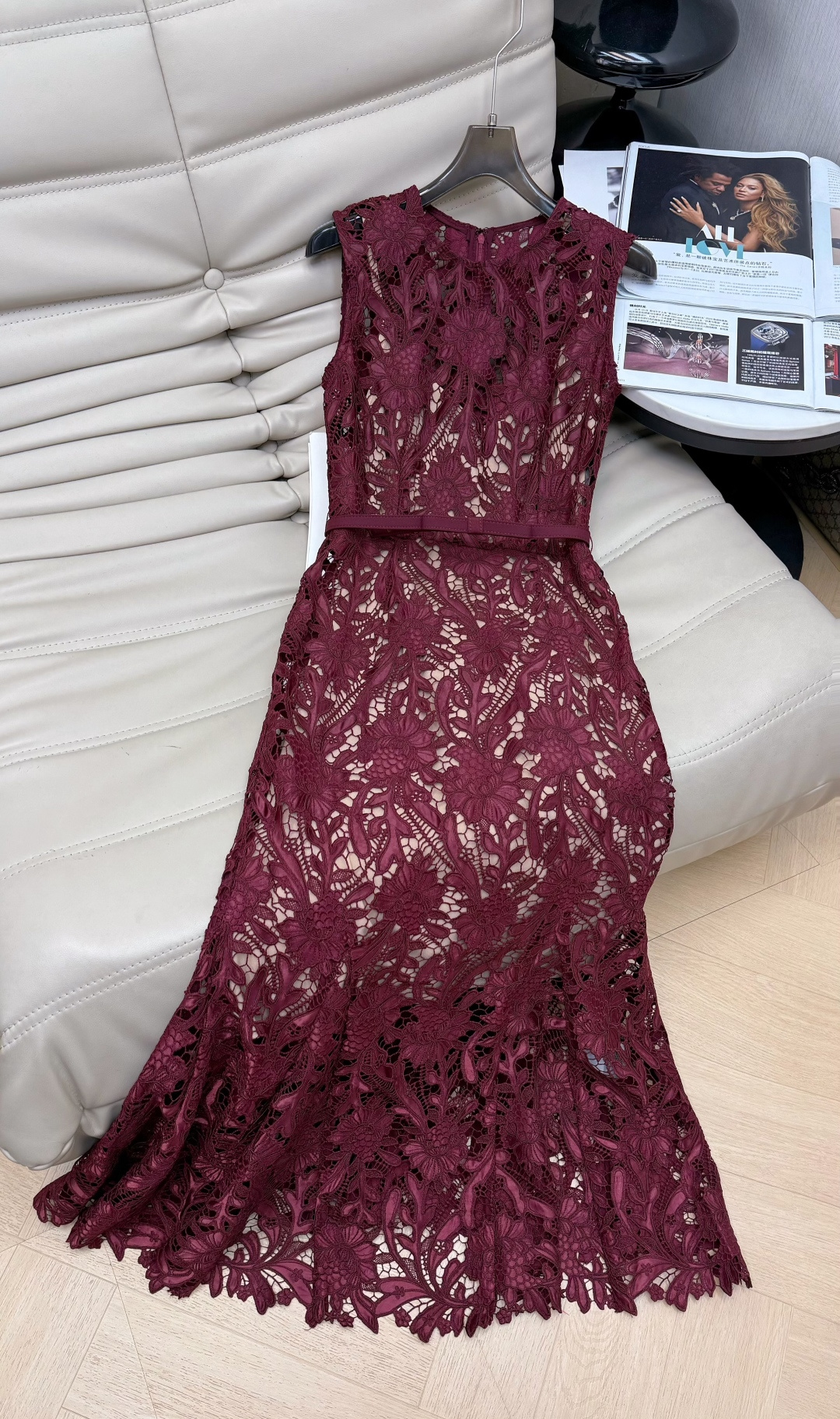 NO:731776,26Ss new dress The burgundy sleeveless lace fishtail skirt (two-piece set with suspenders) is made of exquisite three-dimensional floral lace craftsmanship. The waist is tied with a thin belt of the same color. The skirt naturally unfolds from the knees to form an elegant fishtail silhouette. The deep burgundy color has a sense of luxury and is suitable for formal occasions or important gatherings. Whether it is a wedding, dinner or annual meeting, it can make you the focus. Recommend SMLXL,,skirts,1986090926Ss新款连衣裙 酒红色的无袖蕾丝鱼尾裙(配吊带两件套)整体采用精致的立体花卉蕾丝工艺,腰部有同色系细腰带收束,裙摆从膝盖处开始自然展开,形成优雅的鱼尾轮廓.深酒红色调自带高级感,适合正式场合或重要聚会,无论是婚礼、晚宴还是年会,它都能让你成为焦点 推荐SMLXL,,skirts,,Women's clothing