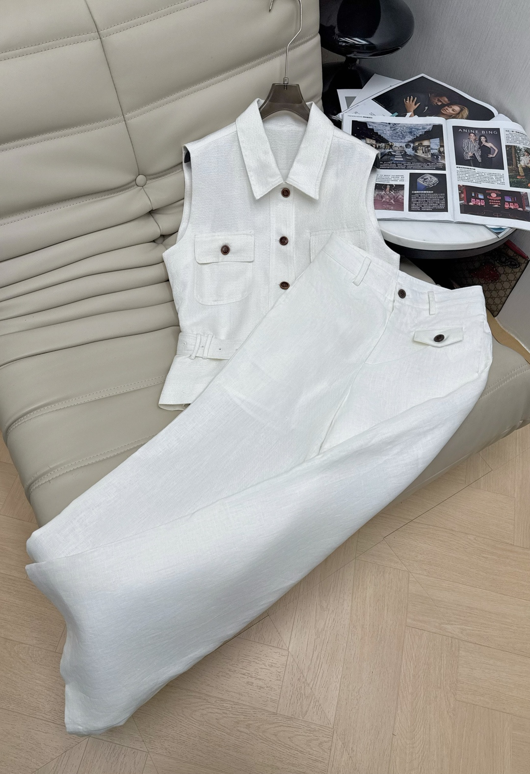 NO:732440,Tops, trousers NEW 26PF new sleeveless shirt, simple design, three-dimensional tailoring, with lapels, chest pockets and belt, which can well modify the body proportions. It is a versatile fashion item, whether it is paired with trousers or short skirts, it can easily create a high-end look~,,skirts,shirts,19860909上衣 长裤NEW 26PF新款无袖衬衫 设计简约 裁剪立体 带有翻领胸前口袋和腰带 能够很好的修饰身材比例 是一款百搭的时尚单品 无论是搭配长裤还是短裙都能轻松搭出高级感~,,skirts,shirts,,Women's clothing