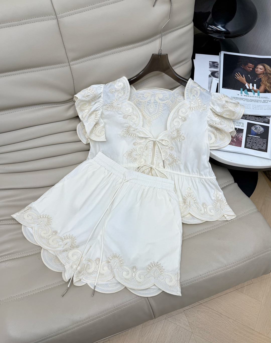 NO:737552,26Ss's new exquisite and elegant lace suit can be separated. It consists of a short top and high-waisted shorts. It is made of lightweight fabrics, with three-dimensional embroidery and ruffle design, and has a romantic French atmosphere. The bow tie design on the chest of the top adds sweet details, and the drawstring design on the waist of the shorts is adjustable for elasticity. The hem is also decorated with lace. The overall style is fresh and gentle. Recommend 34-36-38,,shorts,1986090926Ss新款精致优雅蕾套装 可分开P 短款上衣和高腰短裤组成,整体采用轻盈面料,搭配立体刺绣与荷叶边设计,自带浪漫法式氛围感.上衣胸前蝴蝶结系带设计增添甜美细节,短裤腰部抽绳设计可调节松紧 下摆同样点缀蕾丝花边 整体风格清新温柔 推荐34-36-38 上,,shorts,,Women's clothing