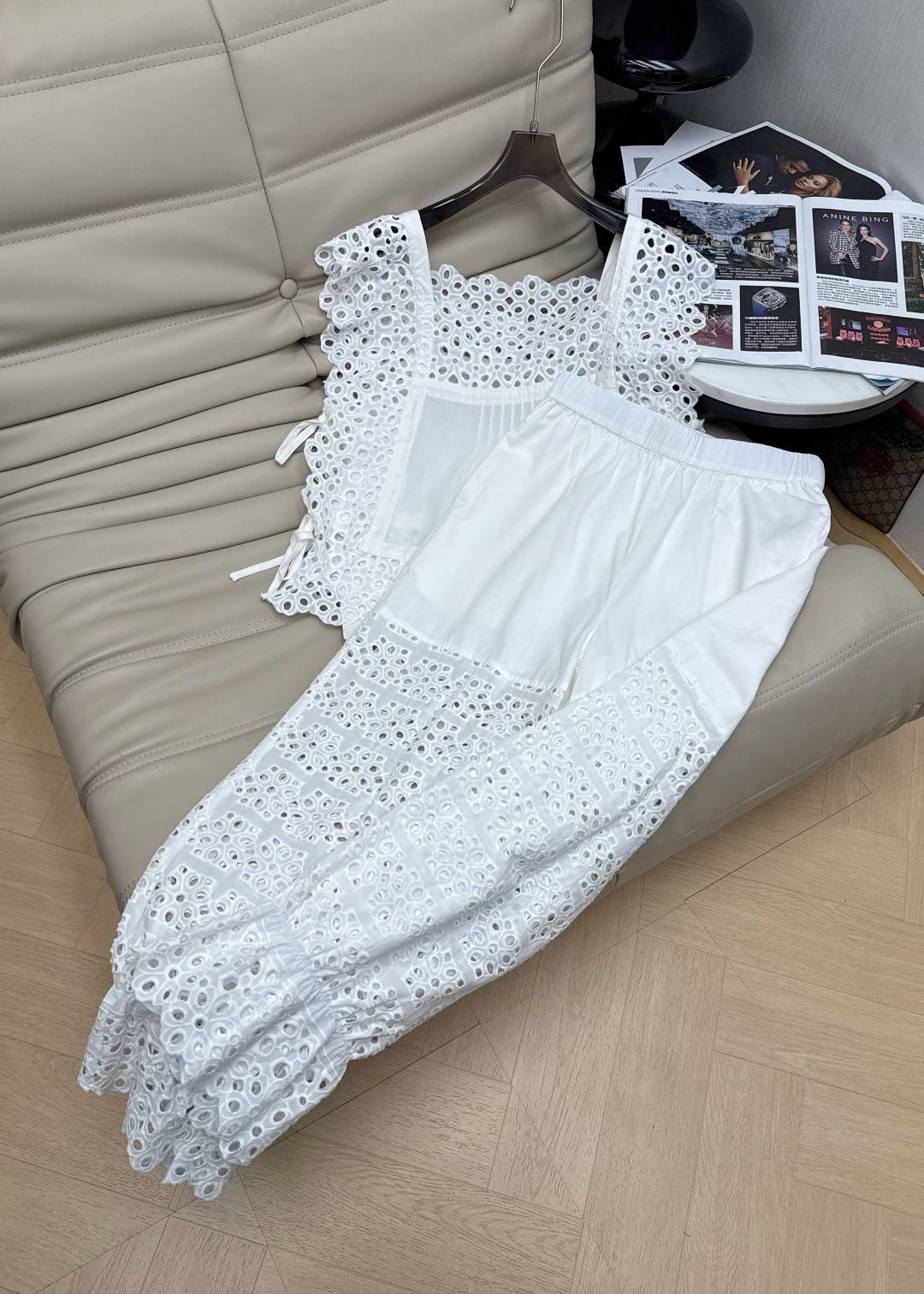 NO:737551,The new 26SS hollow tops and trousers are designed to combine French romance and lazy holiday style. The upper body is made of exquisite hollow shoulder straps and the lower body is loose wide-leg pants, which are also designed with hollow lace. The overall body is light and breathable. The material is light and thin, with a slight sense of see-through. The interior is lined, which retains the sense of design without losing decency. 34-36-38,1986090926SS新款镂空上衣裤子 设计上融合了法式浪漫与慵懒度假风 上半身是精致的镂空肩带坎肩 下半身是宽松的阔腿裤型,同样采用镂空花边设计,整体轻盈透气 材质轻薄,带有微微的透视感 内搭有内衬 既保留了设计感又不失得体 34-36-38 上,,,Women's clothing