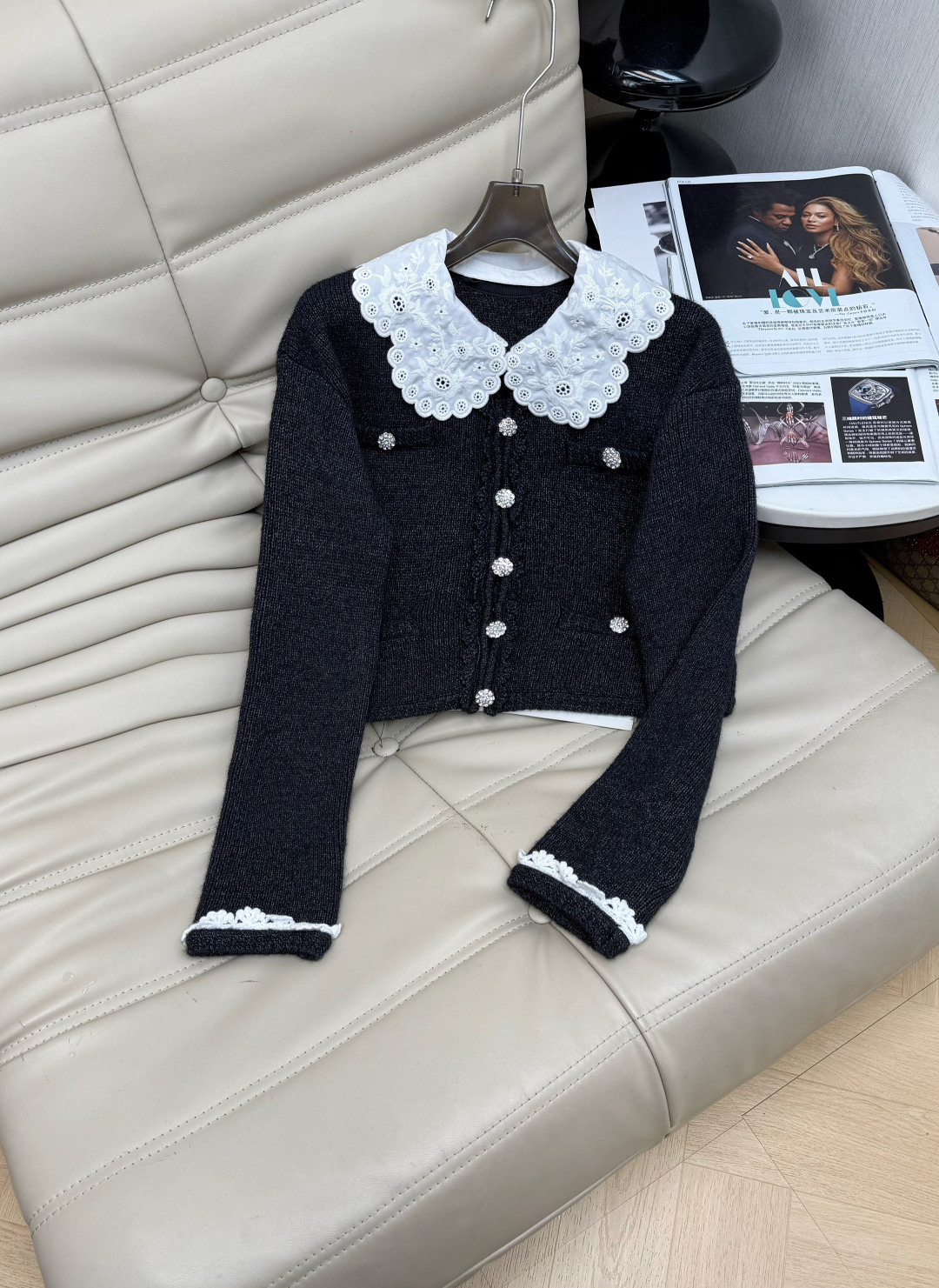 NO:733086,26Ss’s new black Xiaoxiangfeng jacket is made of knitted fabric, with exquisite white lace collar and cuffs, and is embellished with custom buttons. The overall design is retro and elegant, with a French romantic atmosphere. It not only retains the smartness of Xiaoxiangfeng, but also adds soft details through lace elements. It is a versatile and elegant item in the wardrobe. SML,,jackets & coats,1986090926Ss新款黑色小香风外套采用针织面料 搭配精致的白色蕾丝花边领口和袖口 点缀定制纽扣,整体设计复古优雅,自带法式浪漫气息.它既保留了小香风的干练利落,又通过蕾丝元素增添柔美细节,是衣橱里百搭又显气质的单品推荐 SML,,jackets & coats,,Women's clothing