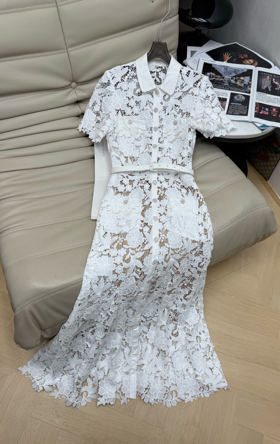 NO:737322,26Ss's exquisite white lace fishtail dress is cut with classic lapels and short sleeves, with a high waist design. The skirt gradually unfolds from the waist downward to form an elegant fishtail silhouette. The lace fabric is mainly made of three-dimensional floral patterns, which is transparent and light, with a romantic atmosphere. It is gentle and intellectual. It can become the focus of dates, parties or important occasions. SMLXL, skirts, T-shirt,1986090926Ss精致的白色蕾丝鱼尾连衣裙采用经典翻领+短袖剪裁,搭配高腰收腰设计,裙身从腰部向下逐渐展开,形成优雅的鱼尾廓形.蕾丝面料以立体花卉图案为主,通透轻盈,自带浪漫氛围感 温柔又知性 约会、派对还是重要场合,它都能成为焦点单品.SMLXL,,skirts,T-shirt,,Women's clothing