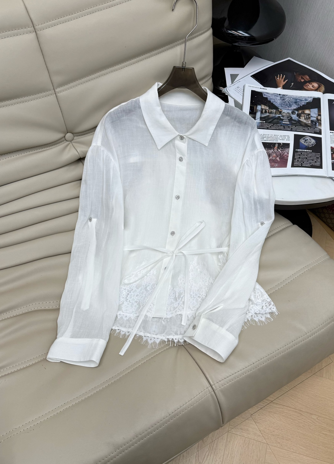 NO:733095,26Ss is a white shirt with a full sense of design. It is made of light and transparent ramie fabric. It is matched with exquisite lace splicing and waist tie design. It is gentle and a little sexy overall. It is suitable for French lazy style or light and mature temperament. The buttons are diamond crystal custom-made buttons that are very textured. The raw edge details on the hem add a sense of casualness and layering. It is a must-have and versatile item. SML, shirts,1986090926Ss设计感十足的白色衬衫,采用轻盈通透的苎麻面料 搭配精致的蕾丝拼接和腰部系带设计,整体温柔又带点小性感,适合法式慵懒风或轻熟气质穿搭 扣子是钻石水晶定制扣非常有质感 下摆毛边细节 增加了随性与层次感 是必备的百搭单品 SML,,shirts,,Women's clothing