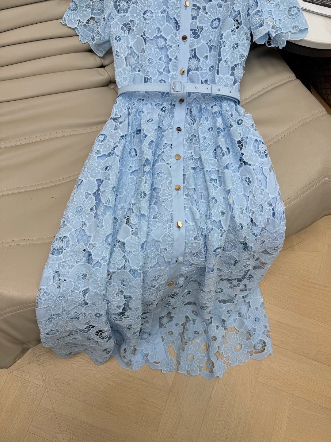 26Ss 早春新款蓝色蕾丝连衣裙，融合了法式优雅与少女感。它采用经典的翻领衬衫领口、短袖设计和前排纽扣元
