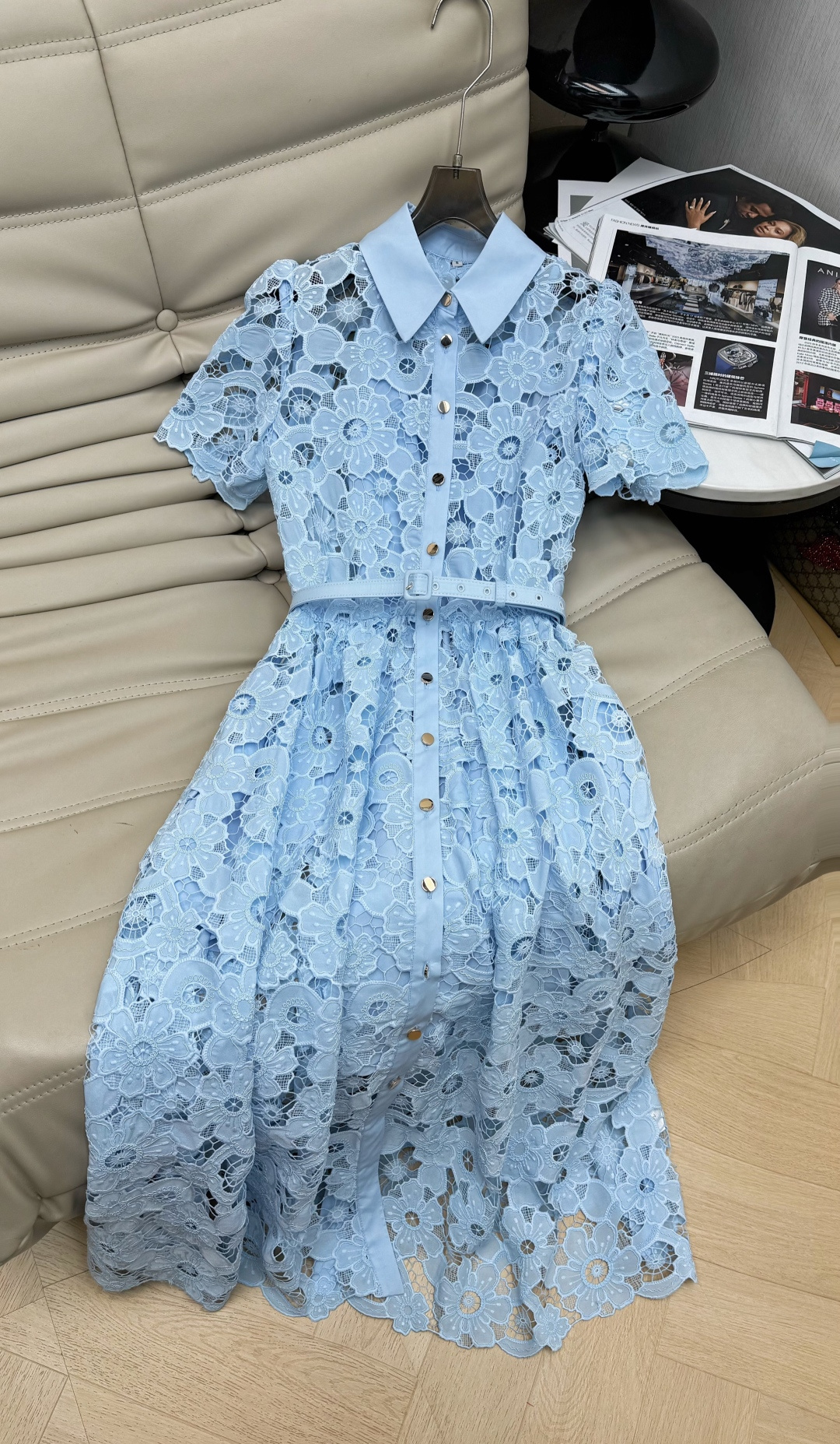 NO:736141,26Ss new early spring blue lace dress, which combines French elegance and girlishness. It adopts a classic lapel shirt neckline, short-sleeved design and front button elements. It has a high-waisted A-line skirt. The overall tailoring is slim and slim. The lace pattern is delicate and romantic. It can be easily worn for daily commuting, dating or vacation. SMLXL,,skirts,shirts,T-shirt,1986090926Ss 早春新款蓝色蕾丝连衣裙,融合了法式优雅与少女感.它采用经典的翻领衬衫领口、短袖设计和前排纽扣元素 高腰A字裙摆,整体剪裁修身显瘦,蕾丝花纹细腻浪漫,日常通勤、约会还是度假,都能轻松穿出温柔气质 SMLXL,,skirts,shirts,T-shirt,,Women's clothing