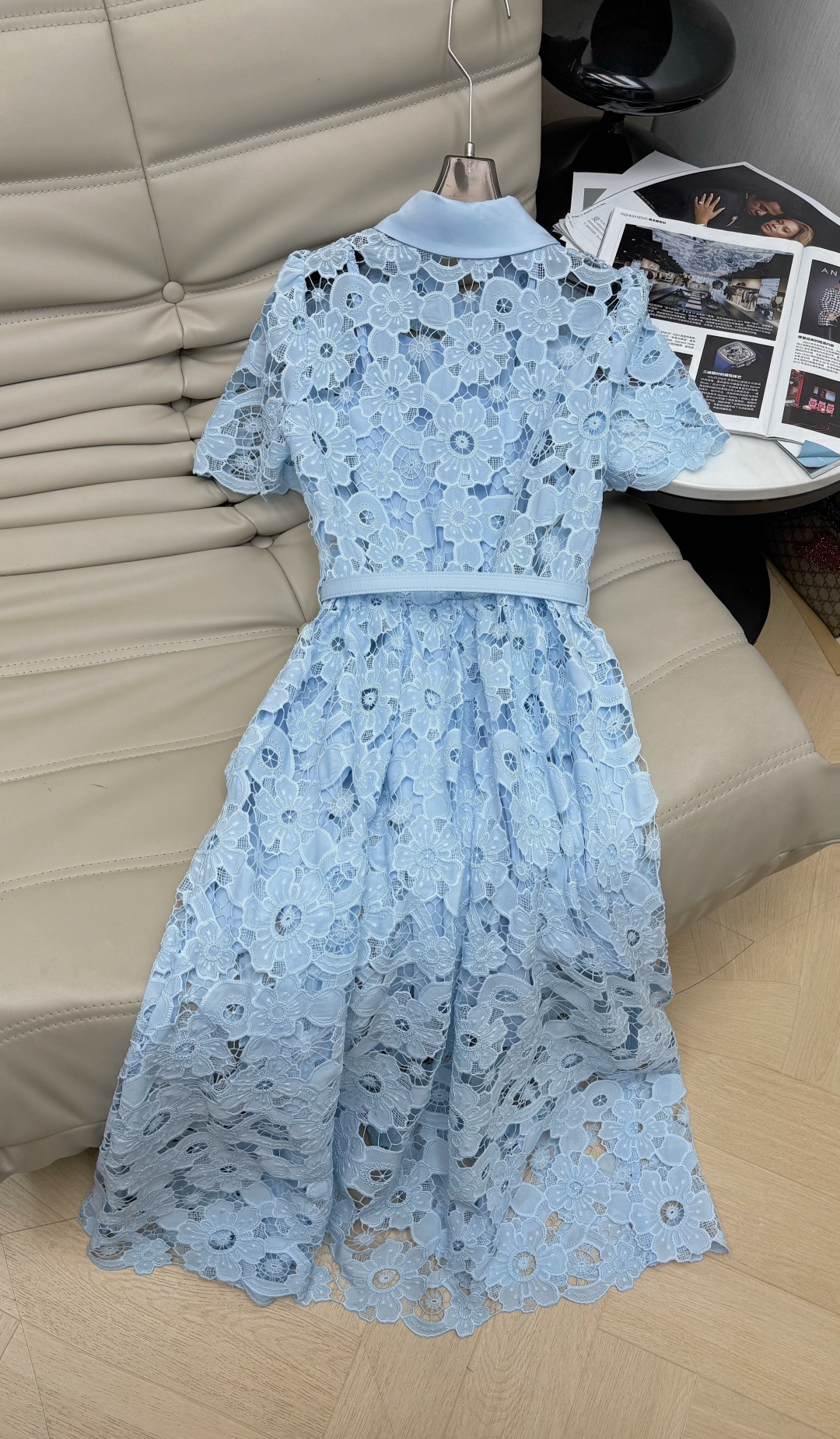 26Ss 早春新款蓝色蕾丝连衣裙，融合了法式优雅与少女感。它采用经典的翻领衬衫领口、短袖设计和前排纽扣元