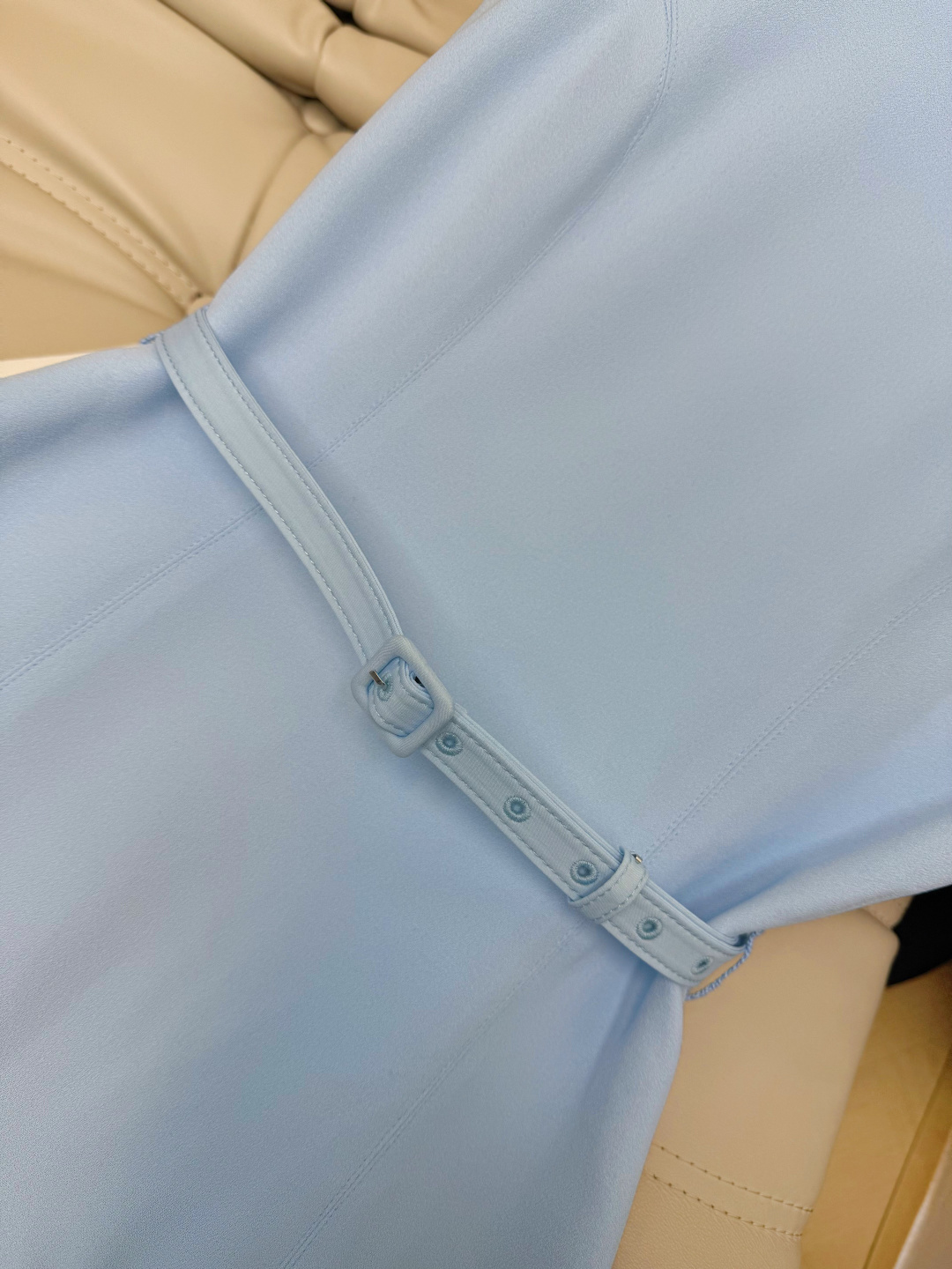26Ss 优雅的浅蓝色渐变蕾丝拼接连衣裙 上半身采用简约的高领短袖剪裁 下半身则是精致的立体花卉蕾丝拼接