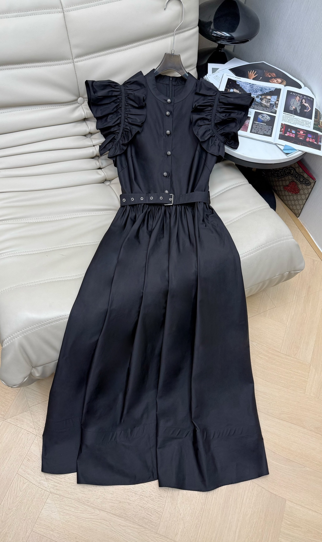 NO:740294,Dior 2026 spring and summer series dress, high-waisted large skirt + ruffled sleeves, full of elegant and romantic temperament. Lightweight fabric, black button embellishment, adjustable belt to modify the body shape. Inspired by literature and gender fluidity, exquisite tailoring, with both elegance and power. It can be easily worn in daily or formal occasions, and it is more luxurious when paired with simple accessories. Size SMLXL, dior, skirts,19860909Dior 2026春夏系列连衣裙,高腰大裙摆+荷叶边袖,优雅浪漫气质满分.轻盈面料,黑色纽扣点缀,腰带可调节,修饰身形.灵感来自文学与性别流动,剪裁精致,兼具优雅与力量感.日常或正式场合都能轻松驾驭,搭配简约配饰更显高级感码数SMLXL,,dior,skirts,,Women's clothing