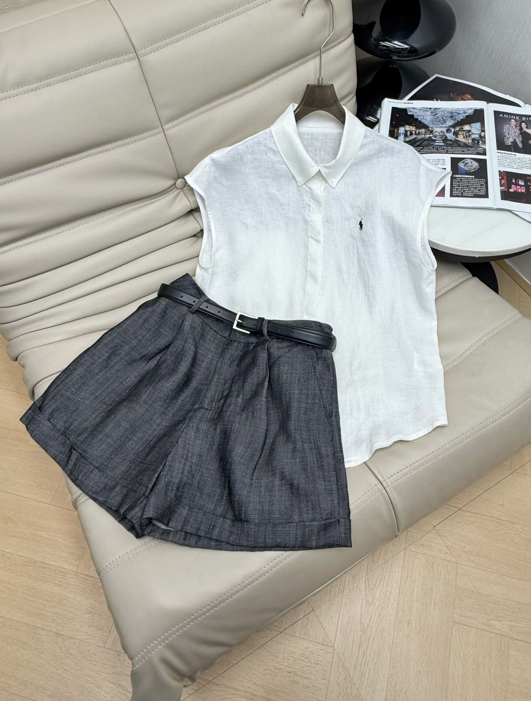 NO:737923,Shorts and shirts 26 white sleeveless shirt and gray high-waisted shorts are simple and practical!  The shirt is made of light cotton and is super breathable in summer. The lapel + button design is very neat, and the small embroidery on the chest is very detailed. The gray shorts are made of linen with a bit of texture, and are paired with a black leather belt, which is full of layers. The overall style can be held for casual commuting, and it is suitable for daily outings or light formal occasions. It is comfortable and fashionable!  SML,,shorts,shirts,19860909短裤衬衣 26白色无袖衬衫灰色高腰短裤简约又实用！衬衫是轻薄棉质,夏天穿超透气,翻领+纽扣设计很利落,胸前小刺绣超有细节感.灰色短裤是亚麻带点纹理,配黑色皮质腰带,层次感满满.整体风格休闲通勤都能hold住,日常出街或轻正式场合都很适合,舒适又时髦！SML,,shorts,shirts,,Women's clothing