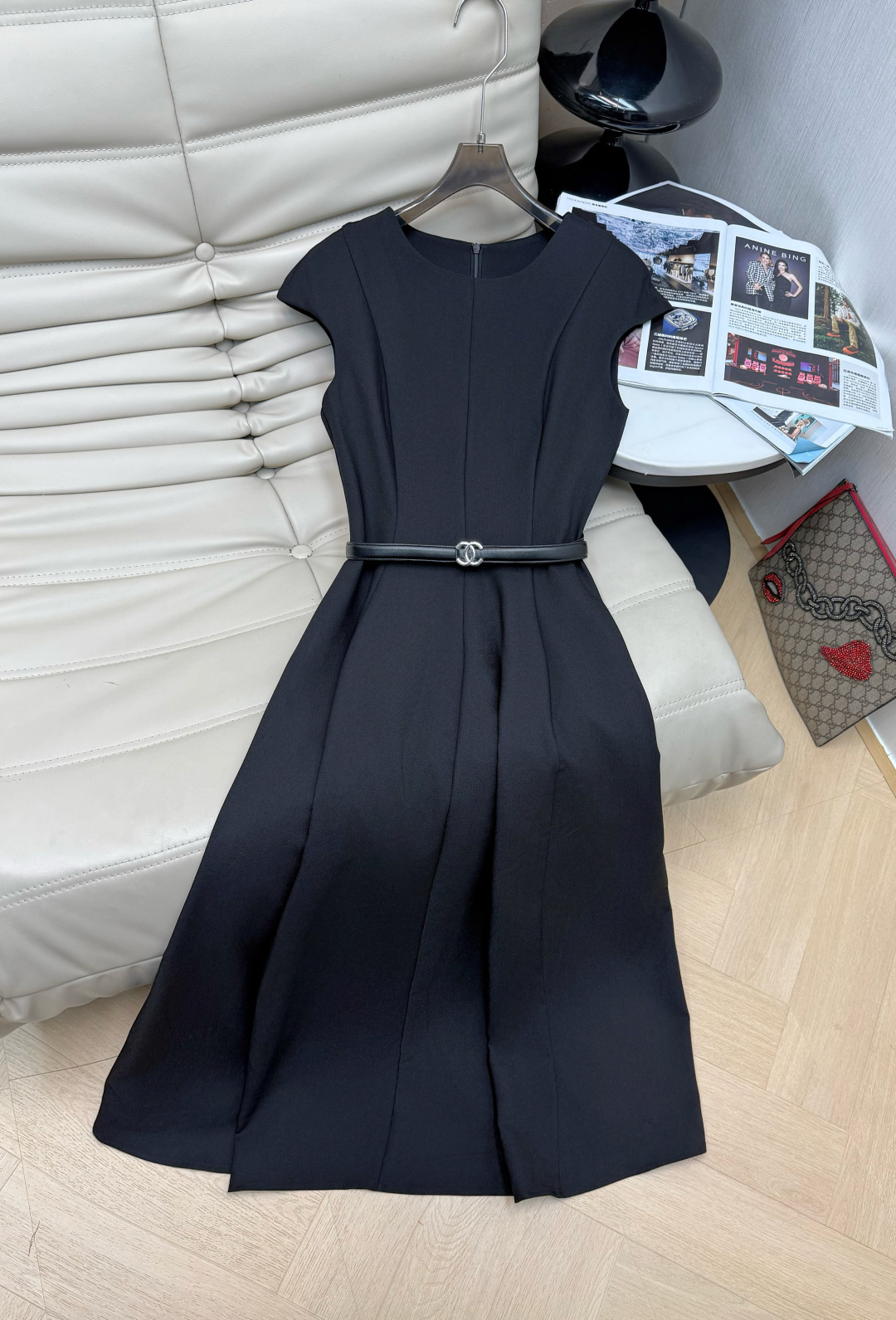 NO:738336,26 Hepburn style black dress, classic round neck + sleeveless design, simple and elegant, waist cut to outline the body curve, A-line skirt with perfect drape. High-quality fabric, soft to the touch, suitable for commuting, banquets, and formal occasions. Belt details enhance the waistline, upgrading the layering, black and versatile, easy to match with a suit jacket or high heels, capable and gentle, easy to control in the workplace and daily life!  Size S M L M,,high heels,skirts,jackets & coats,business suit,1986090926赫本风黑色连衣裙,经典圆领+无袖设计,简约优雅,收腰剪裁勾勒身形曲线,A字裙摆垂坠感满分.高品质面料,触感柔软,适合通勤、宴会、正式场合穿搭.腰带细节提升腰线,层次感UP,黑色百搭,轻松搭配西装外套或高跟鞋,干练又温柔,职场&日常都能轻松驾驭！码S M L M,,high heels,skirts,jackets & coats,business suit,,Women's clothing