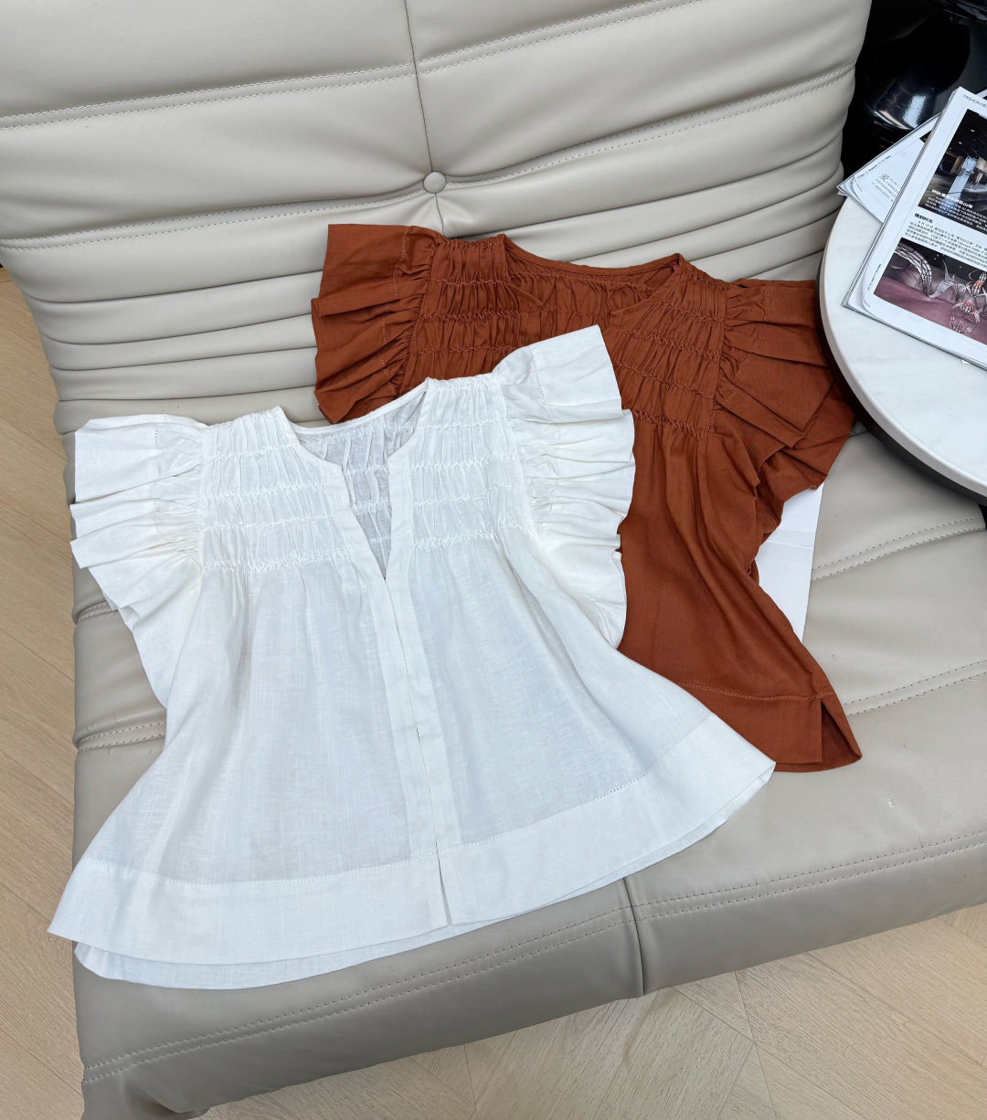 NO:738823,26ss early spring series, V-neck + French flying sleeve design, linen material is light and breathable, pleated lace sleeves are super artistic. Short cut, paired with high-waisted pants or skirts, you can easily create an elegant retro style, suitable for daily life or vacation!  White is fresh and versatile, while brown is more warm. Code 34-36-38,,skirts,1986090926ss早春系列,V领+法式飞飞袖设计,亚麻材质轻盈透气,褶皱花边袖超有艺术感.短款剪裁,搭配高腰裤或裙装,轻松打造优雅复古风,日常或度假都很适合！白色清新百搭,棕色更显温暖气质 码34-36-38,,skirts,,Women's clothing