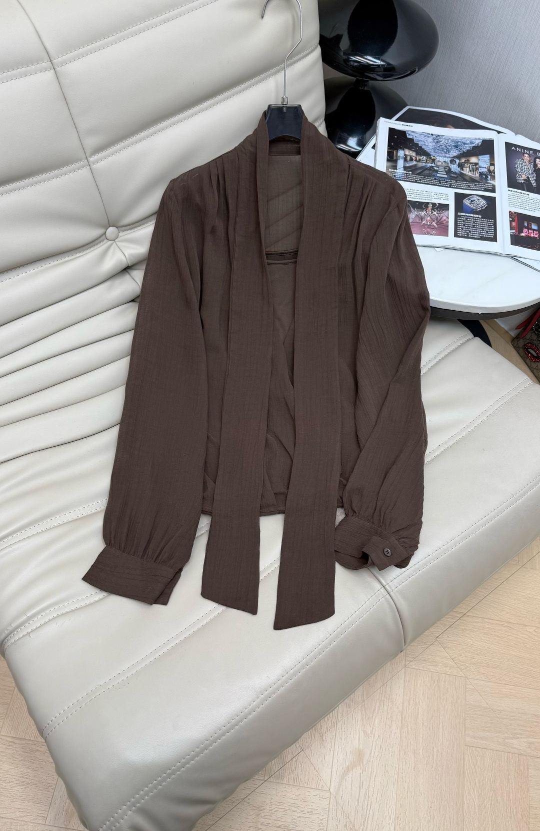 NO:738821,NEW26PF slightly see-through chiffon ribbon shirt, dark brown design, light and drapey, full of layers. V-neck + streamer details, lazy and elegant, loose fit, super elegant, very suitable for spring and summer. The cuffs are embellished with buttons, full of details, and can be easily controlled for commuting, daily life, and casual style. SML,, shirts,19860909NEW26PF 微透雪纺飘带衬衫,深棕色设计,轻盈垂感,层次感满满.V领+飘带细节,慵懒又优雅,宽松版型超显气质,春夏季节穿超合适.袖口纽扣点缀,细节感拉满,通勤、日常、轻熟风都能轻松驾驭.SML,,shirts,,Women's clothing