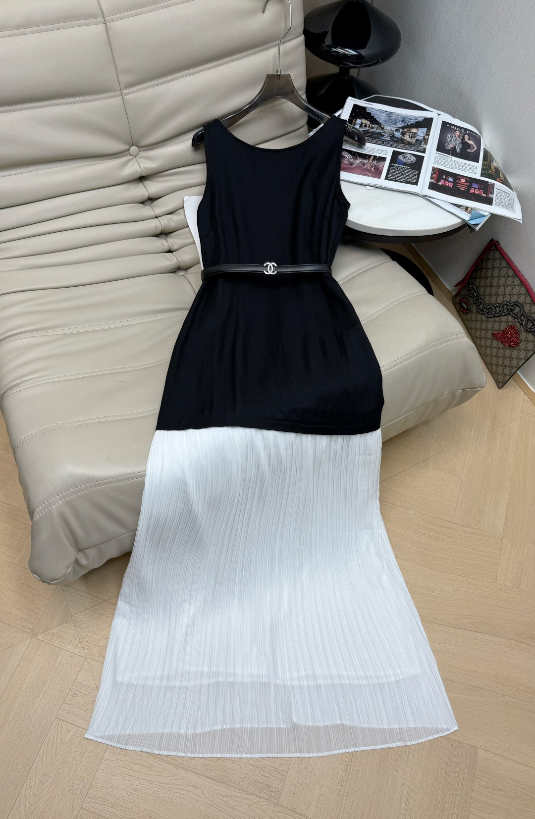 NO:739255,The 2026 new round neck dress adopts a black and white contrasting color design, with a black sleeveless upper body and a white pleated skirt, which is simple, elegant and high-end. Made of light mesh, the skirt has a perfect drape, which modifies the figure and shows your temperament. The belt is equipped with a metal buckle, full of details, and the waist slimming effect is great!  The temperament directly attracts SML,,skirts,198609092026新款圆领连衣裙采用黑白撞色设计,黑色无袖上身+白色百褶裙摆,简约优雅又高级.轻薄网纱材质,裙摆垂坠感满分,修饰身形超显气质.腰带配金属扣,细节感拉满,收腰显瘦效果很赞！气质直接拉满SML,,skirts,,Women's clothing