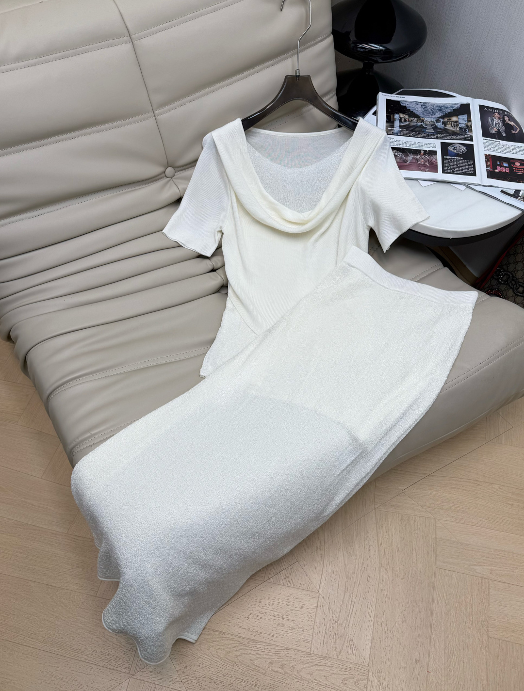 NO:739254,The latest simple and elegant suit, slim cut outlines smooth lines, the fishtail skirt is smart and elegant, the drape neckline design of the top adds a feminine temperament, and the overall light luxury style is suitable for commuting, dating or formal occasions. The fabric is stretchy, fits the body shape, is comfortable, classic and versatile. 2 colors SML,,skirts,19860909最新简约优雅套装,修身剪裁勾勒流畅线条,鱼尾裙摆灵动飘逸上衣垂坠领口设计,增添柔美气质,整体轻奢风格,适合通勤、约会或正式场合穿搭.面料有弹力,贴合身形又舒适经典百搭 2色SML,,skirts,,Women's clothing