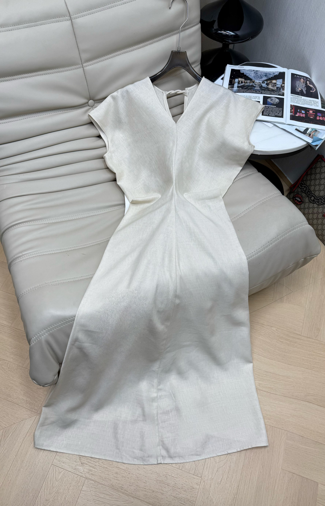 NO:739256,The popular V-neck dress, the fabric is silky and soft, and the drape is perfect. It is super comfortable to wear in summer!  The V-neck modifies the neck line, and the waist design outlines the body curve, making it elegant and elegant. It can be easily used for commuting, dating, and daily life. It has a simple and high-end feel~ The material is breathable and skin-friendly, and it is not stuffy in hot weather. It is comfortable and fashionable. It is a must-have item in the summer wardrobe!  2 colors SML,,skirts,19860909爆款V领连衣裙,面料丝滑柔软,垂坠感满分,夏天穿超舒服！V领修饰颈部线条,收腰设计勾勒身材曲线,优雅又显气质.通勤、约会、日常都能轻松驾驭,简约高级感拿捏住啦～材质透气亲肤,炎热天气也不闷,舒适又时髦,是夏季衣橱必备单品！ 2色 SML,,skirts,,Women's clothing