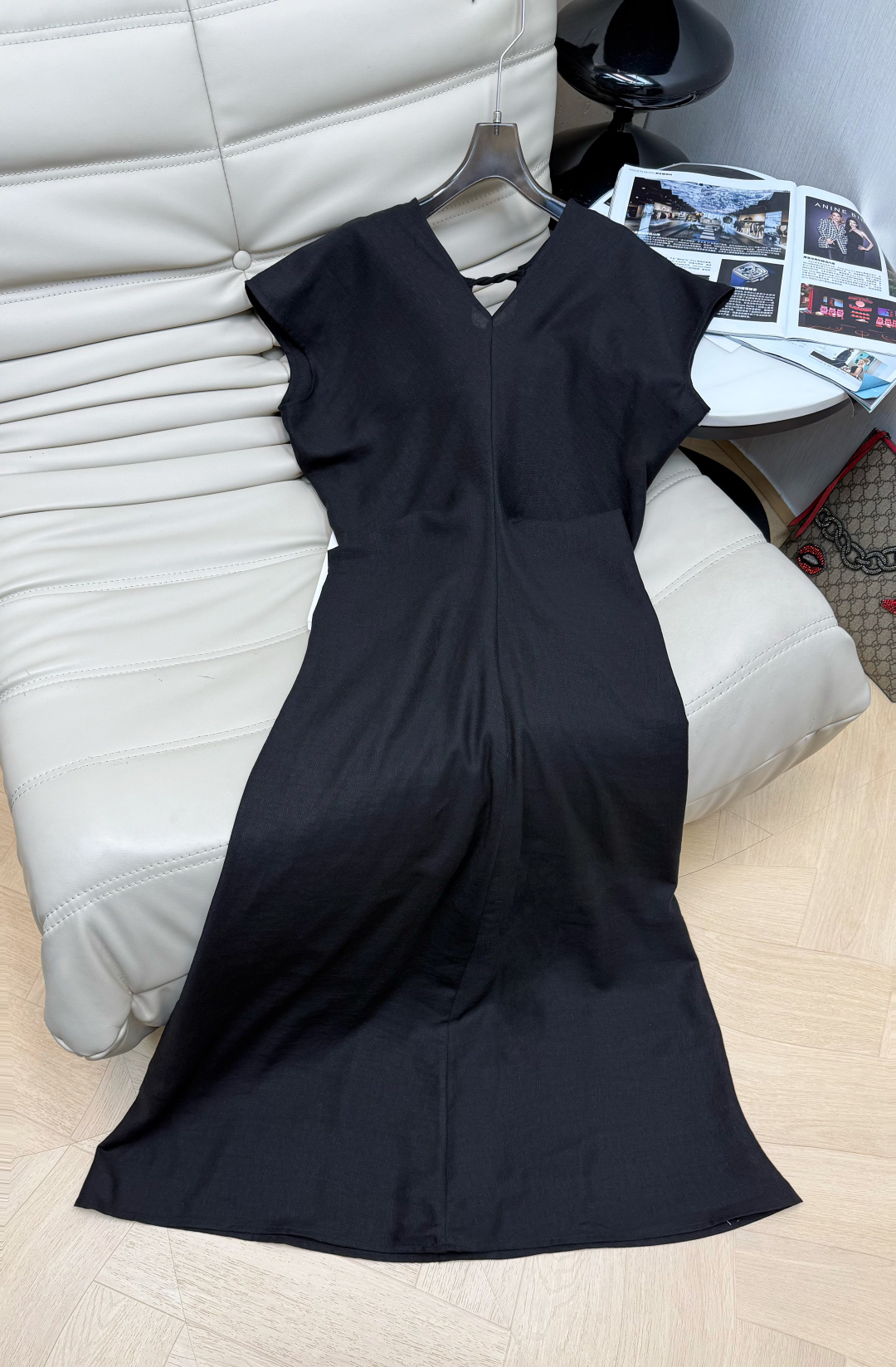 NO:739258,The popular V-neck dress, the fabric is silky and soft, and the drape is perfect. It is super comfortable to wear in summer!  The V-neck modifies the neck line, and the waist design outlines the body curve, making it elegant and elegant. It can be easily used for commuting, dating, and daily life. It has a simple and high-end feel~ The material is breathable and skin-friendly, and it is not stuffy in hot weather. It is comfortable and fashionable. It is a must-have item in the summer wardrobe!  2 colors SML,,skirts,19860909爆款V领连衣裙,面料丝滑柔软,垂坠感满分,夏天穿超舒服！V领修饰颈部线条,收腰设计勾勒身材曲线,优雅又显气质.通勤、约会、日常都能轻松驾驭,简约高级感拿捏住啦～材质透气亲肤,炎热天气也不闷,舒适又时髦,是夏季衣橱必备单品！ 2色 SML,,skirts,,Women's clothing