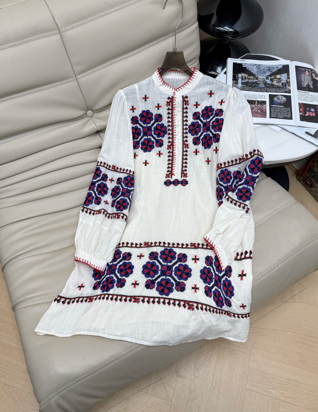 NO:739770,26 new embroidered shirt dress is made of pure cotton fabric that is skin-friendly and breathable, with red and blue floral embroidery + hook lace, with exquisite details and a full ethnic feel. Round neck and half placket design, loose and comfortable lantern sleeves, full body pattern, full of craftsmanship. Can be worn alone or layered with knitted vests to easily create a sense of layering. Full of retro romantic atmosphere. Monochrome 34-36-38,,skirts,shirts,1986090926新款刺绣衬衫连衣裙采用纯棉面料亲肤透气红蓝花卉刺绣+勾线花边,细节精致,民族感满满.圆领半开襟设计,灯笼袖宽松舒适,衣身纹样铺满,工艺感十足.可单穿或叠搭针织马甲,轻松打造层次感.复古浪漫氛围感拉满 单色 34-36-38,,skirts,shirts,,Women's clothing