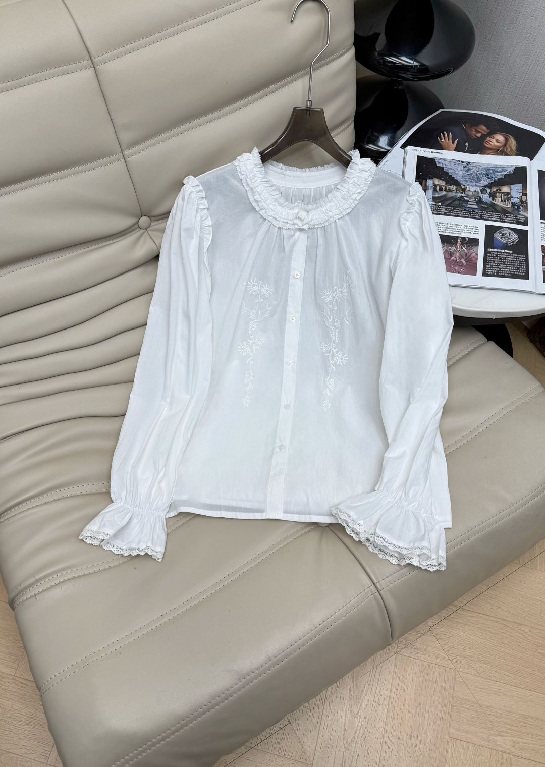 NO:740297,Exclusive sale of high-end original singles 26 spring and summer new model with ear-shaped collar, puff sleeves and exquisite embroidery on the chest, full of details, and the wooden ear-shaped cuffs echo the overall design. Quality control is a must!  The imported fabric has a delicate texture. It feels soft and waxy and feels great!  The elegant small round neck design is minimalist, and the embroidery pattern is exquisite but casual!  Fashionable and elegant item, the loose fit is not flattering on the upper body, making it look slimmer and versatile!  Highly recommended must-have item!  Perfect workmanship quality depends on the details. Size SML. Shirt M,,19860909独家发售高端原单26春夏新款木耳边领口泡泡袖胸前精致刺绣,细节感十足,袖口木耳边呼应整体设计.品质控必入！进口面料质感细腻.软软糯糯的手感超赞！气质小圆领设计极简风,刺绣图案 精致于随意！时髦优雅单品,宽松版型不挑人上身显瘦又百搭！强烈推荐必入单品！完美做工品质看细节.码数SML.衬衣 M,,,Women's clothing