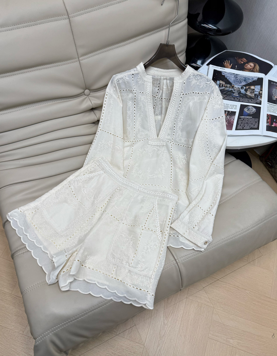 NO:740299,26ss heavily embroidered V-neck suit, soft and breathable, super comfortable to wear in spring and summer!  V-neck + hollow embroidery design, full of details, full of French resort style atmosphere. Loose fit + long sleeves, sun protection and elegant, can be easily used for commuting, vacation, and daily life, easily get a lazy and high-end feeling, it is a must-have and versatile item in the spring and summer wardrobe!  SML,,1986090926ss重工刺绣V领套装,柔软透气,春夏穿超舒服！V领+镂空刺绣设计,细节满满,法式度假风氛围感拉满.宽松版型+长袖,防晒又显气质,通勤、度假、日常都能轻松驾驭,轻松get慵懒高级感,是春夏衣橱必备百搭单品！SML,,,Women's clothing