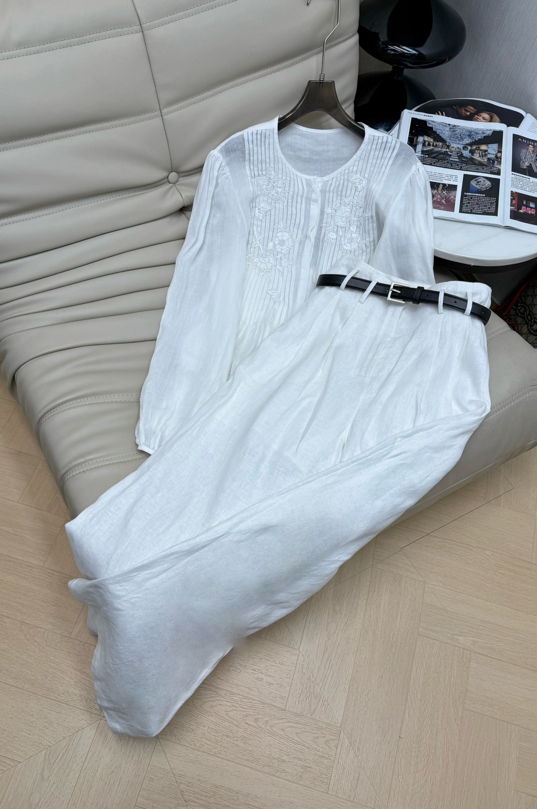 NO:750730,Shirt Pants 26Ss Shirt Belt Linen Pants Detachable P Made of linen fabric, light and breathable, super comfortable to wear in spring and summer!  The stand-up collar + single-breasted design is simple and detailed. The accordion pleats and exquisite embroidery on the body are full of gentle atmosphere. The embroidery pattern is like small flower branches, which is full of pastoral atmosphere. The loose version is tolerant and can be worn alone or layered. Recommended SML, shirts,19860909衬衫裤子 26Ss衬衫腰带亚麻裤 可分开P采用亚麻面料轻薄透气,春夏穿超舒服！立领+单排扣设计,简约又有细节感 衣身风琴褶和精致刺绣,温柔氛围感满满,刺绣图案像小花枝条,田园气息十足～宽松版型包容性强,单穿或叠穿都很OK 推荐SML,,shirts,,Women's clothing