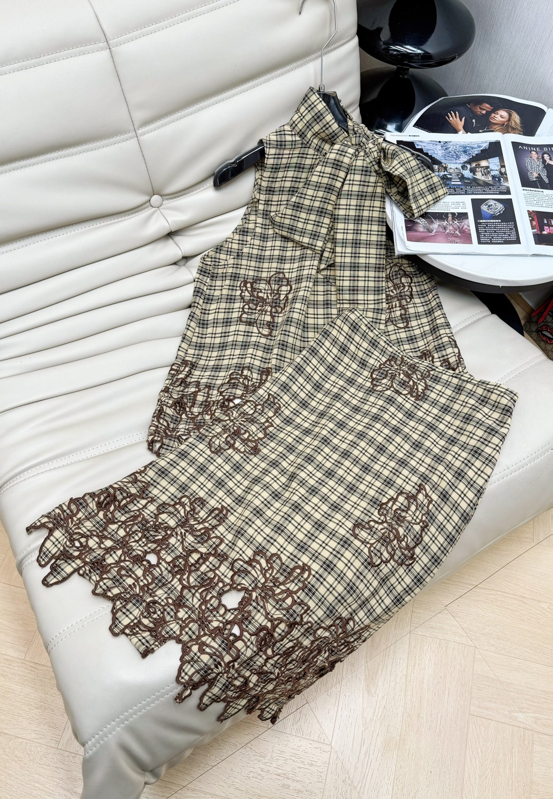 NO:750734,The new 26Ss suit is designed with a light green + brown plaid pattern and is paired with exquisite brown embroidery, giving it a retro literary feel. The light fabric is super comfortable, and the irregular embroidery details on the skirt are super layered!  You can easily manage elegance and casualness when going out and partying every day. Recommend SML,,skirts,1986090926Ss新款套装采用浅绿+棕色格纹设计 搭配精致棕色刺绣,复古文艺感满满 轻薄面料超舒适,裙摆不规则刺绣细节超有层次感！日常出街、聚会都能轻松驾驭优雅又随性 推荐 SML,,skirts,,Women's clothing