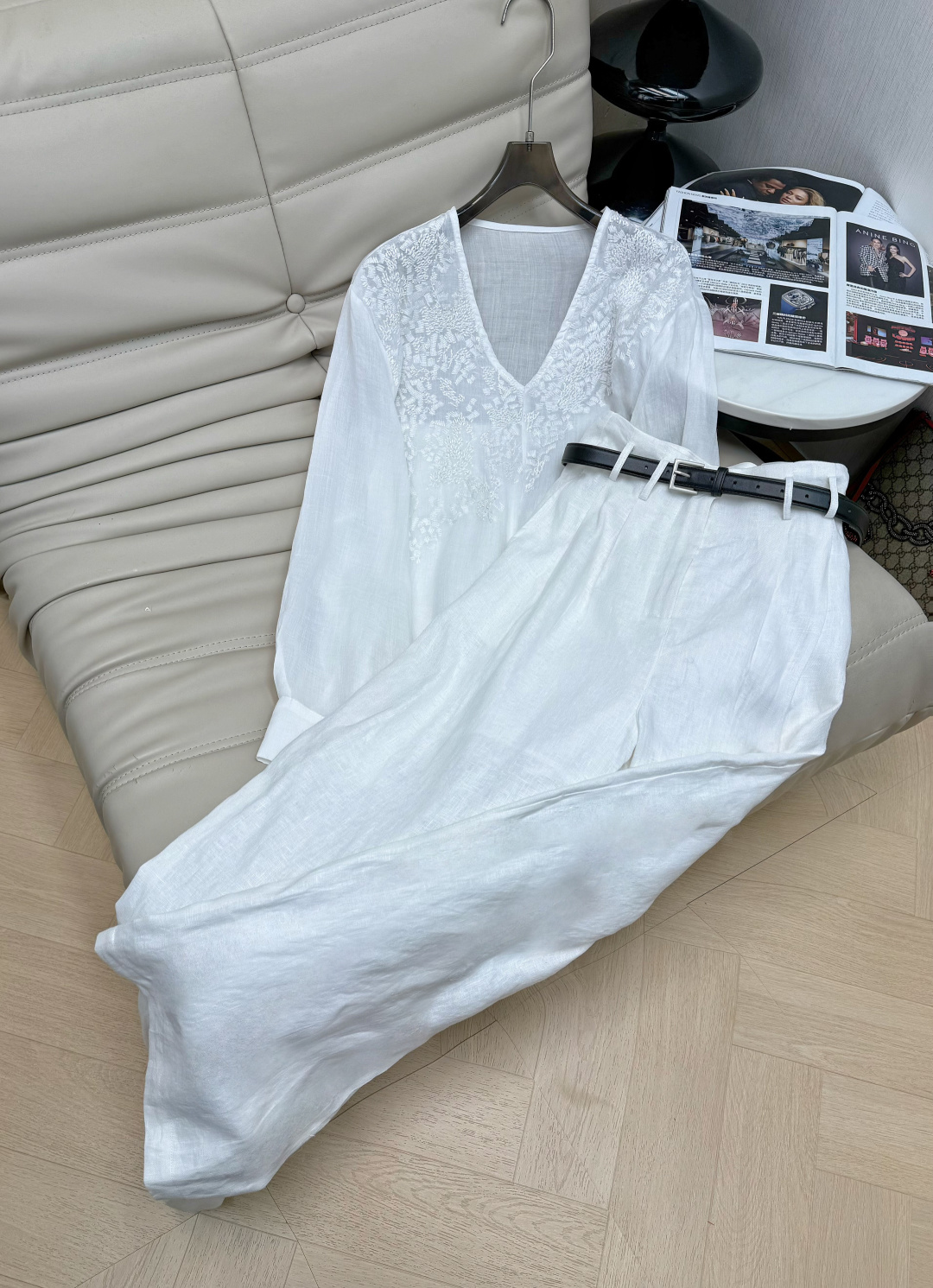 NO:750732,Shirt Pants 26Ss V-neck linen shirt is made of natural linen shirt. Heavy embroidery + beading on the collar and chest are full of details and full of French elegant atmosphere. Loose fit + long-sleeved design. It can be easily used for commuting, vacation, and daily life. It goes well with jeans or skirts ~ The linen material is moisture-absorbent and breathable, and can keep cool even in hot weather. It is a practical and fashionable versatile item!  Recommend SML,,skirts,jeans,shirts,19860909衬衫 裤子 26SsV领亚麻衬衫采用天然亚麻衬衣 领口和胸前的重工刺绣+钉珠,细节满满,法式优雅氛围感拉满.宽松版型+长袖设计 通勤、度假、日常都能轻松驾驭,搭配牛仔裤或半身裙都很出彩～亚麻材质吸湿透气,炎热天气也能保持清爽,是实用又时髦的百搭单品！ 推荐SML,,skirts,jeans,shirts,,Women's clothing