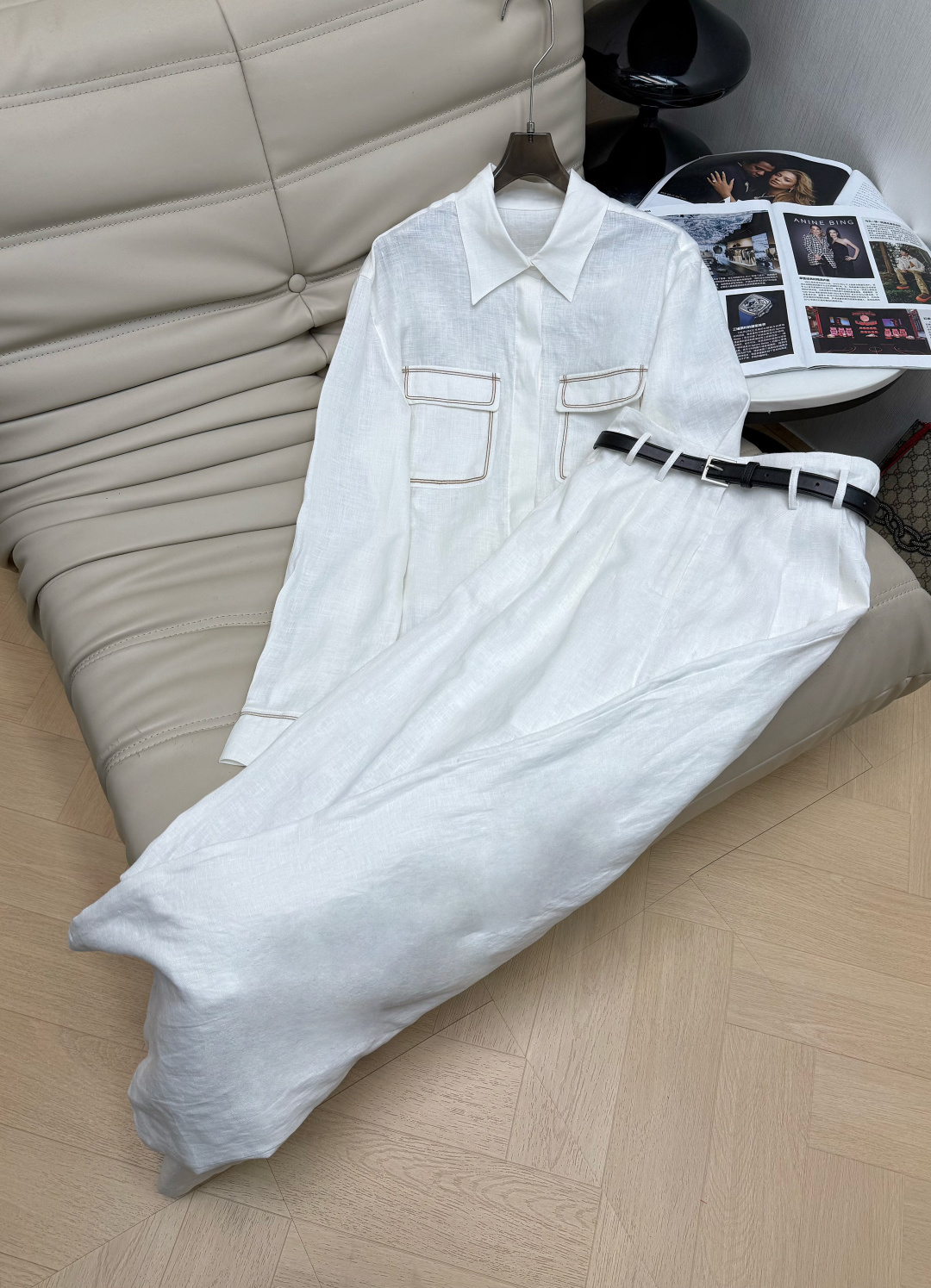 NO:751566,Shirt Pants 26SS new linen long-sleeved shirt is made of linen material. It is breathable and moisture-absorbent. It has a loose fit + double pocket design. It is practical and has a workwear feel. The lapel is simple and elegant. The cuff button details are very delicate. The white color is versatile and can be easily used for commuting, leisure and vacation. It is great when worn alone or layered with jackets. It is easy to get old money style or minimalist style!  Recommend SML,,jackets & coats,shirts,19860909衬衫 裤子26SS新款亚麻长袖衬衫采用亚麻材质 透气又吸湿 宽松版型+双口袋设计 实用又有工装感,翻领简约大方 袖口纽扣细节很精致.白色百搭,通勤、休闲、度假都能轻松驾驭,单穿或叠搭外套都很出彩,轻松get老钱风or极简风穿搭！推荐SML,,jackets & coats,shirts,,Women's clothing