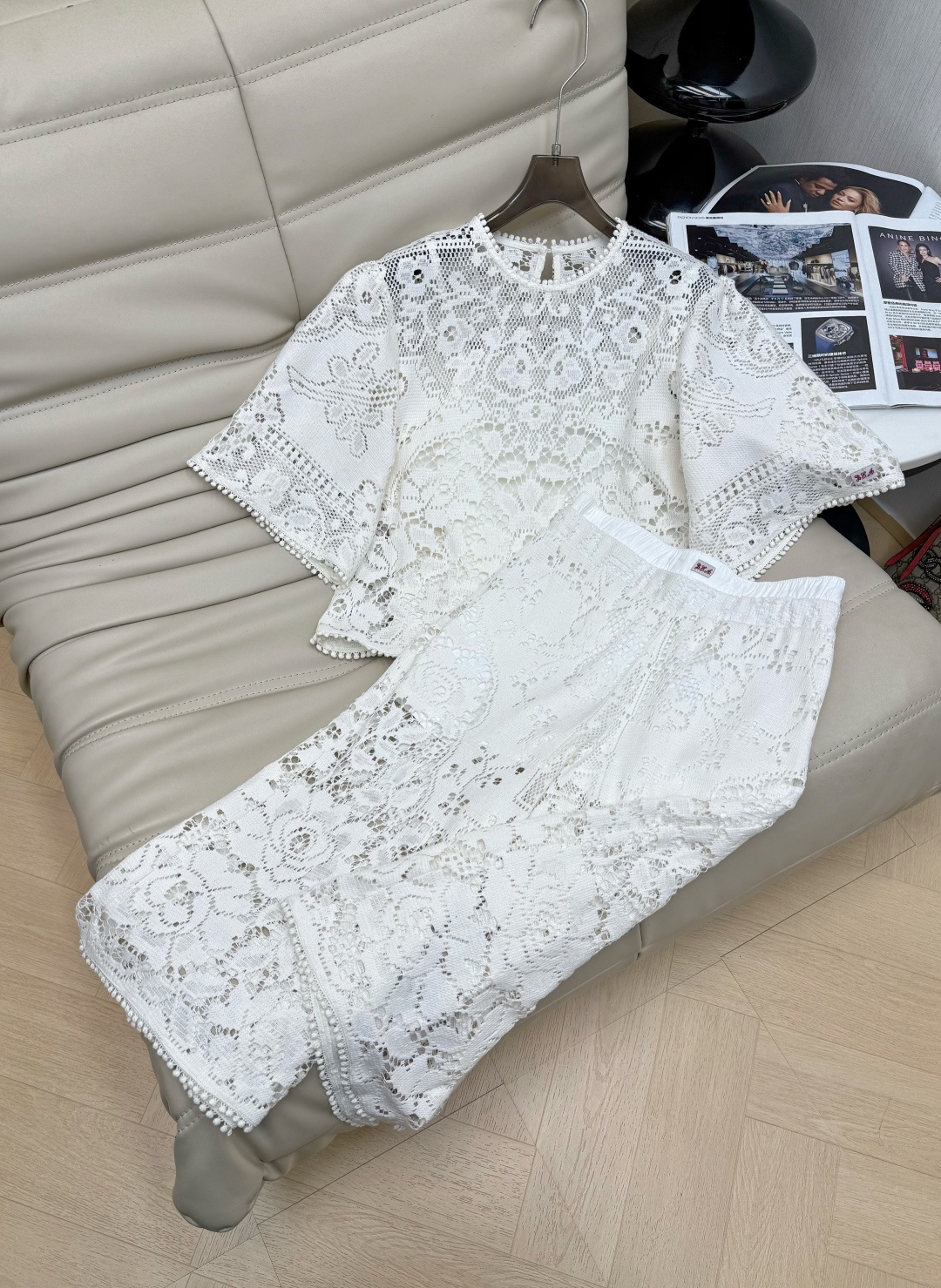 NO:751569,Tops, pants, p new lace two-piece set, short-sleeved top + cropped pants, heavy embroidery lace, exquisite three-dimensional pattern, light and breathable, round neck stand collar + loose cuffs, full of French retro feel, high waist design of pants to modify the figure, elegant and elegant, paired with simple accessories or sandals, the atmosphere can directly stretch the size 34-36-38,,sandals,T-shirt,19860909上衣 裤子p新款蕾丝两件套短袖上衣+七分裤重工刺绣蕾丝 花纹精致立体 轻盈透气 圆领立领+宽松袖口,法式复古感满满 裤子高腰设计修饰身形,优雅又显气质 搭配简约饰品或凉鞋 氛围感直接拉满码数34-36-38,,sandals,T-shirt,,Women's clothing