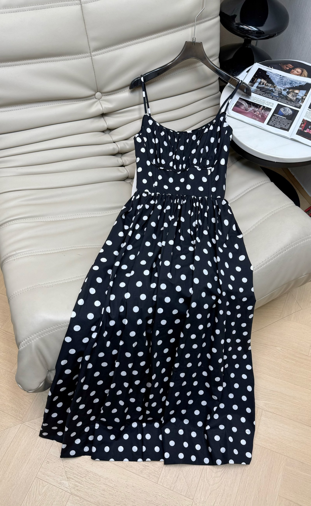 NO:751564,26Ss new suspender skirt, French retro black and white polka dot design, super classic, pure cotton material, comfortable and breathable!  Suspender + waist + A-line skirt. It makes you look slimmer and flatters your body curve. It is elegant and playful. The skirt is of moderate length and is perfect for everyday commuting, vacations and taking photos. Recommend SML M,,skirts,1986090926Ss 新款吊带裙法式复古黑白波点设计超经典 纯棉材质 舒适又透气透气！吊带+收腰+A字裙摆 显瘦又修饰身材曲线 优雅又俏皮 裙长适中日常通勤、度假、拍照都很出片 推荐 SML M,,skirts,,Women's clothing